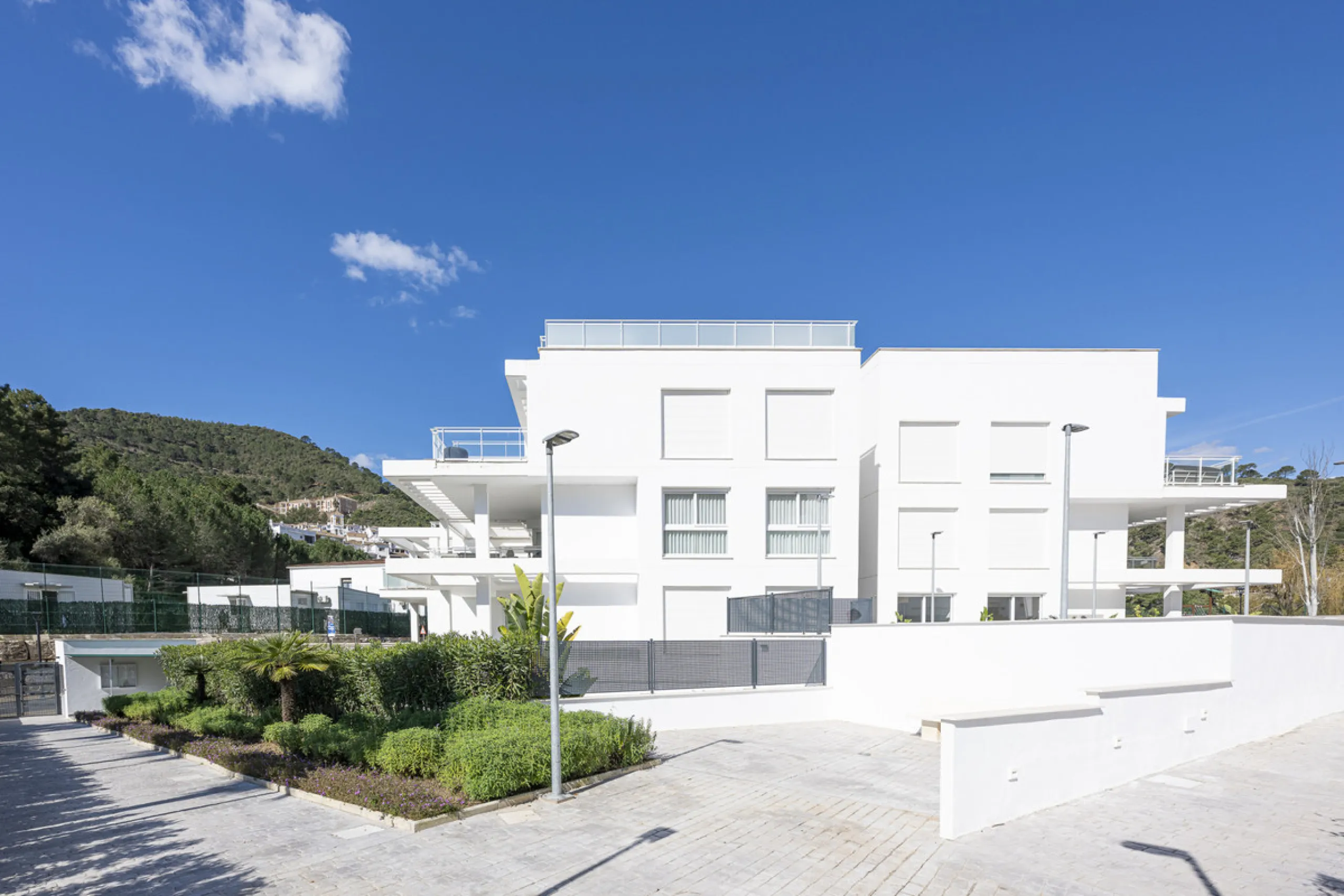 Elegant ground floor apartment with a fantastic 61 m² private garden, located in the modern Riverside residential complex in the prestigious Benahavis area, is ideal place for living or investment. The surrounding area offers playgrounds, padel,football a