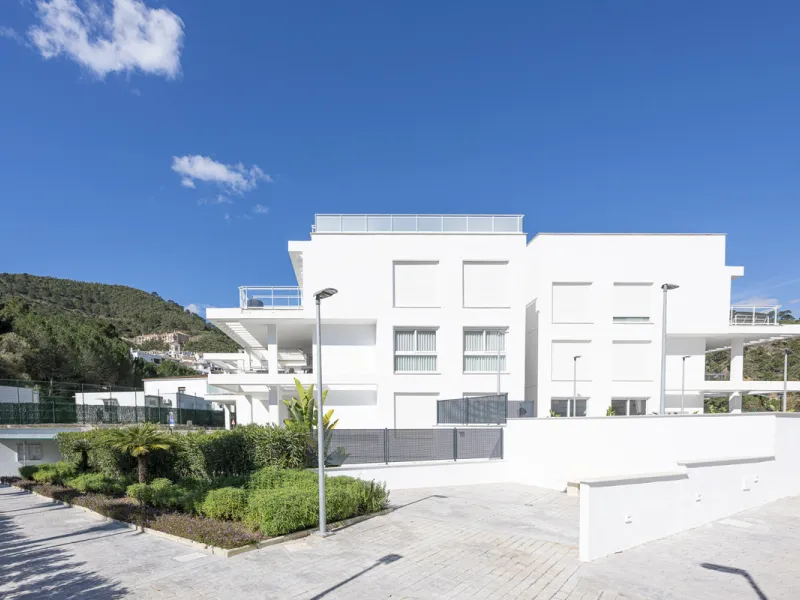 Elegant ground floor apartment with a fantastic 61 m² private garden, located in the modern Riverside residential complex in the prestigious Benahavis area, is ideal place for living or investment. The surrounding area offers playgrounds, padel,football a