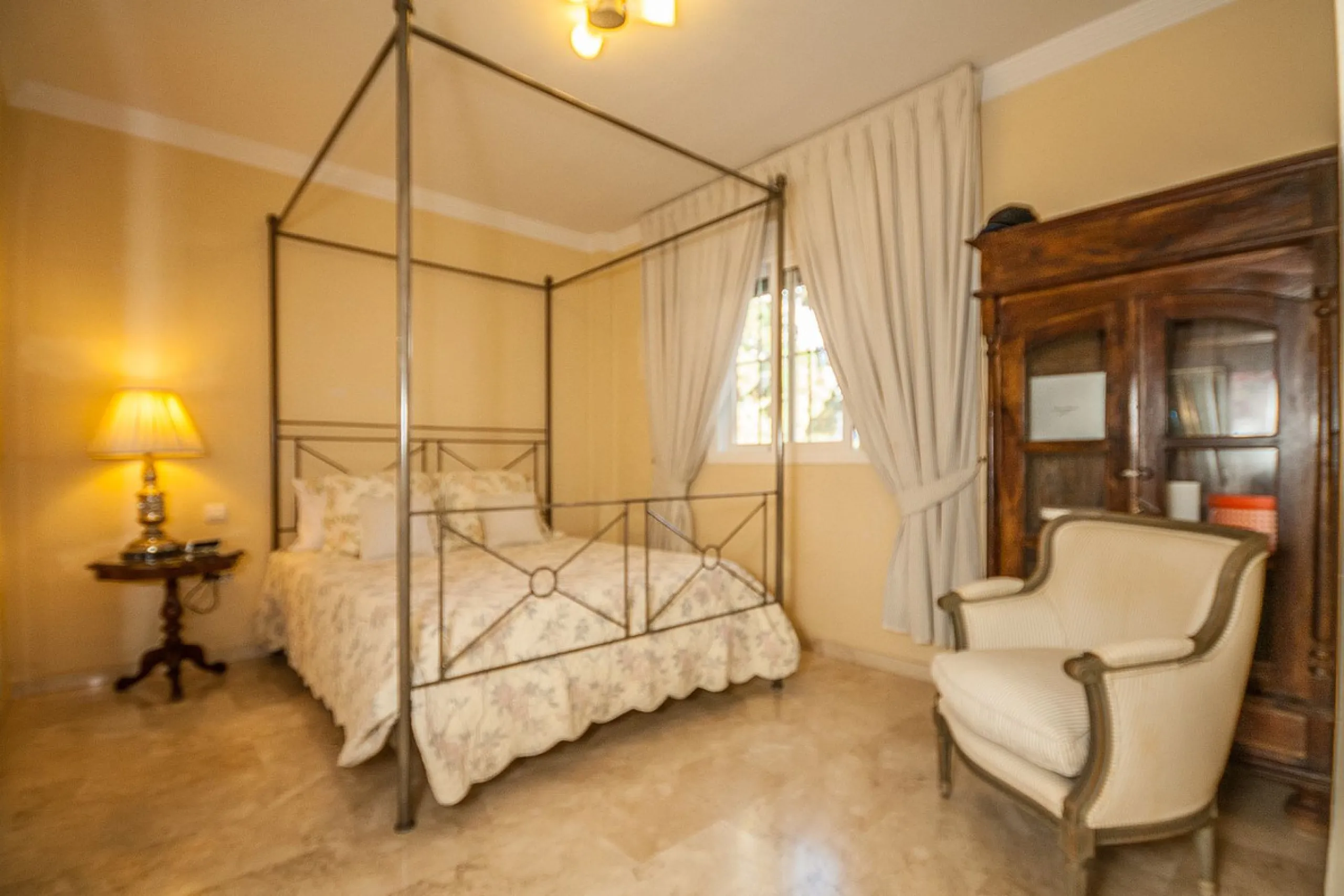 Apartment - Middle Floor Apartment в продаже в Marbella, Málaga. В доме 2 спален и 2 ванных комнат. Площадь дома 156 м²