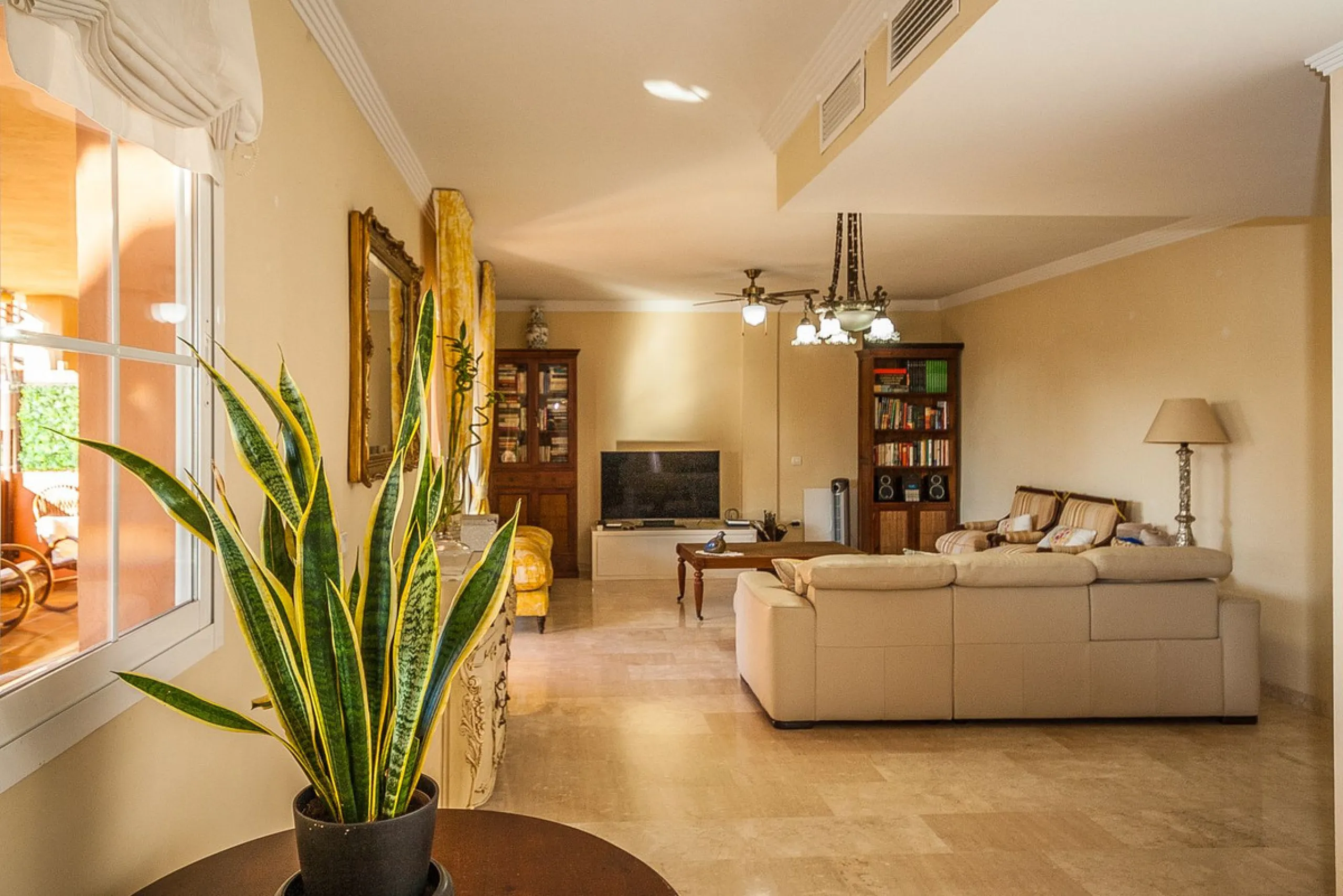 Apartment - Middle Floor Apartment в продаже в Marbella, Málaga. В доме 2 спален и 2 ванных комнат. Площадь дома 156 м²