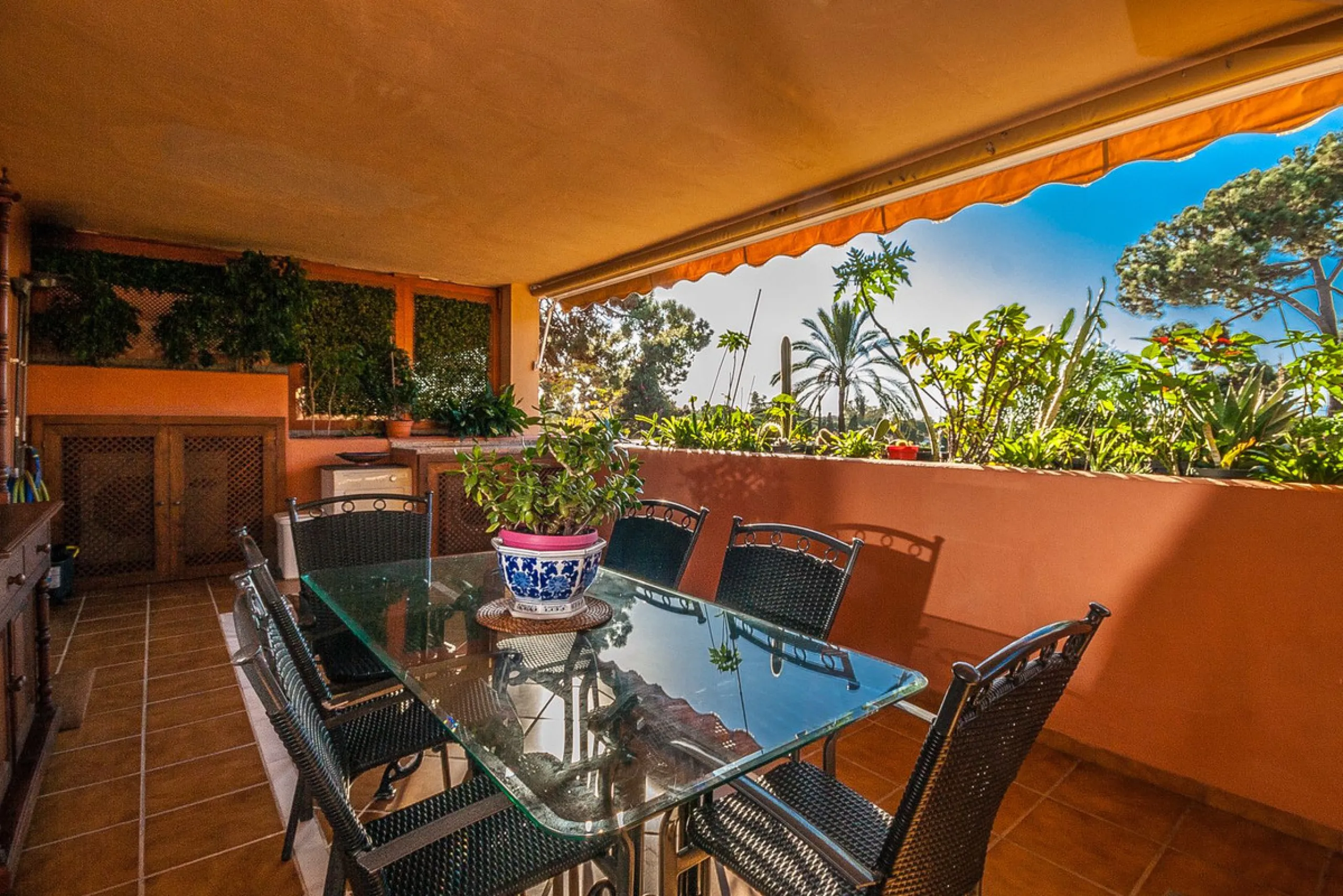 Apartment - Middle Floor Apartment в продаже в Marbella, Málaga. В доме 2 спален и 2 ванных комнат. Площадь дома 156 м²