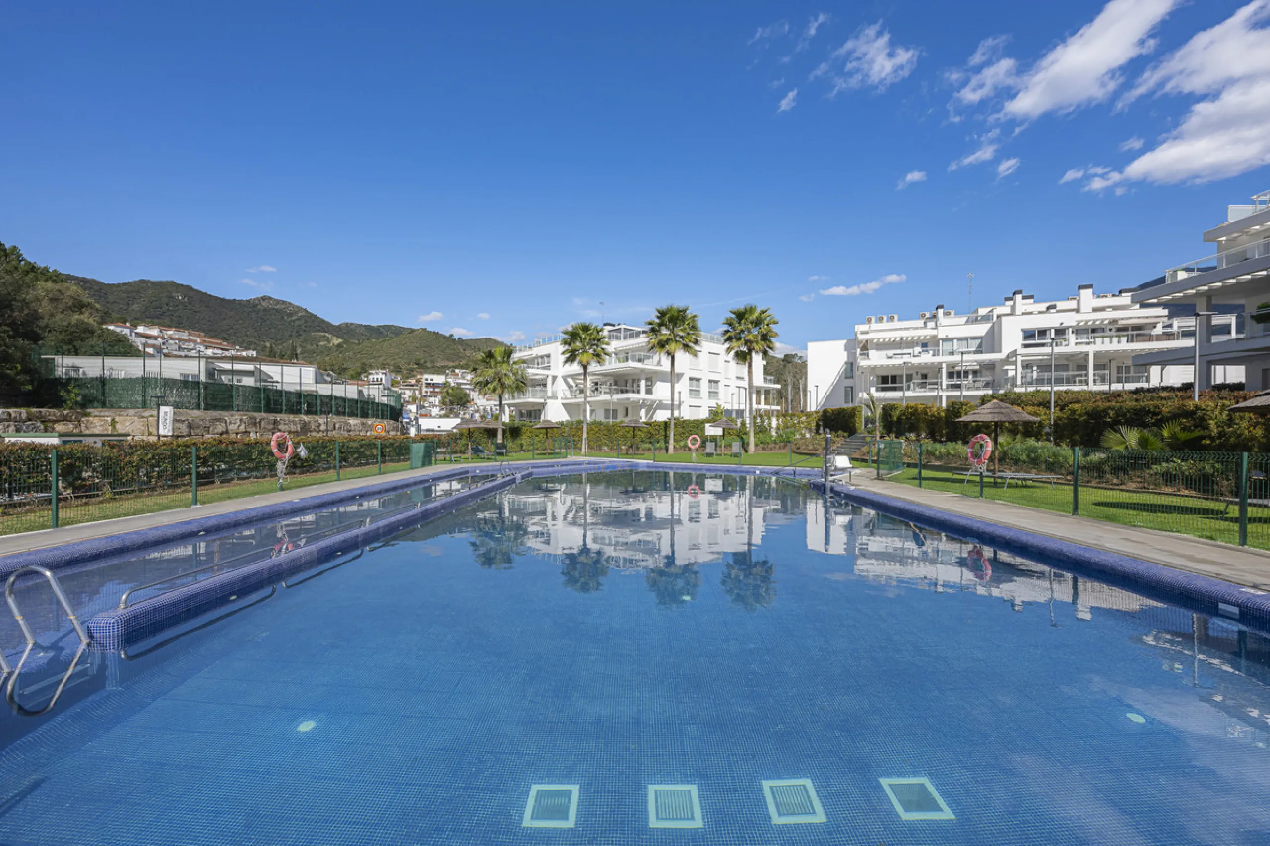 Elegant ground floor apartment with a fantastic 61 m² private garden, located in the modern Riverside residential complex in the prestigious Benahavis area, is ideal place for living or investment. The surrounding area offers playgrounds, padel,football a