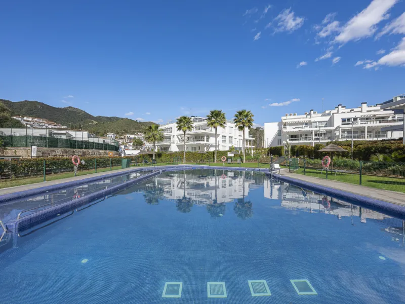 Elegant ground floor apartment with a fantastic 61 m² private garden, located in the modern Riverside residential complex in the prestigious Benahavis area, is ideal place for living or investment. The surrounding area offers playgrounds, padel,football a