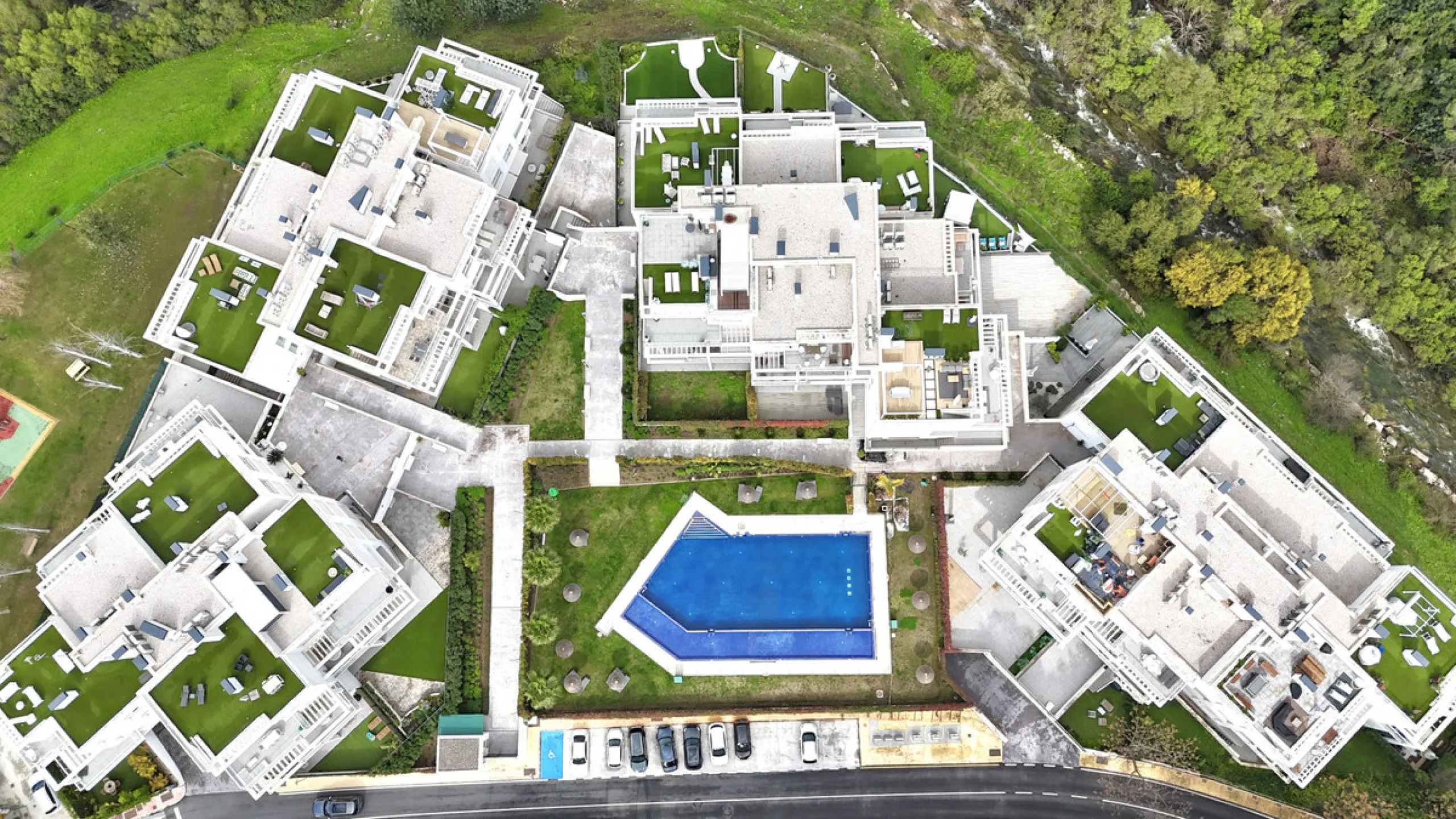 Elegant ground floor apartment with a fantastic 61 m² private garden, located in the modern Riverside residential complex in the prestigious Benahavis area, is ideal place for living or investment. The surrounding area offers playgrounds, padel,football a