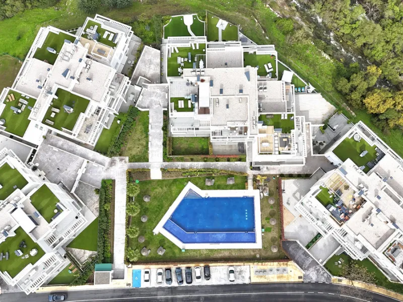 Elegant ground floor apartment with a fantastic 61 m² private garden, located in the modern Riverside residential complex in the prestigious Benahavis area, is ideal place for living or investment. The surrounding area offers playgrounds, padel,football a