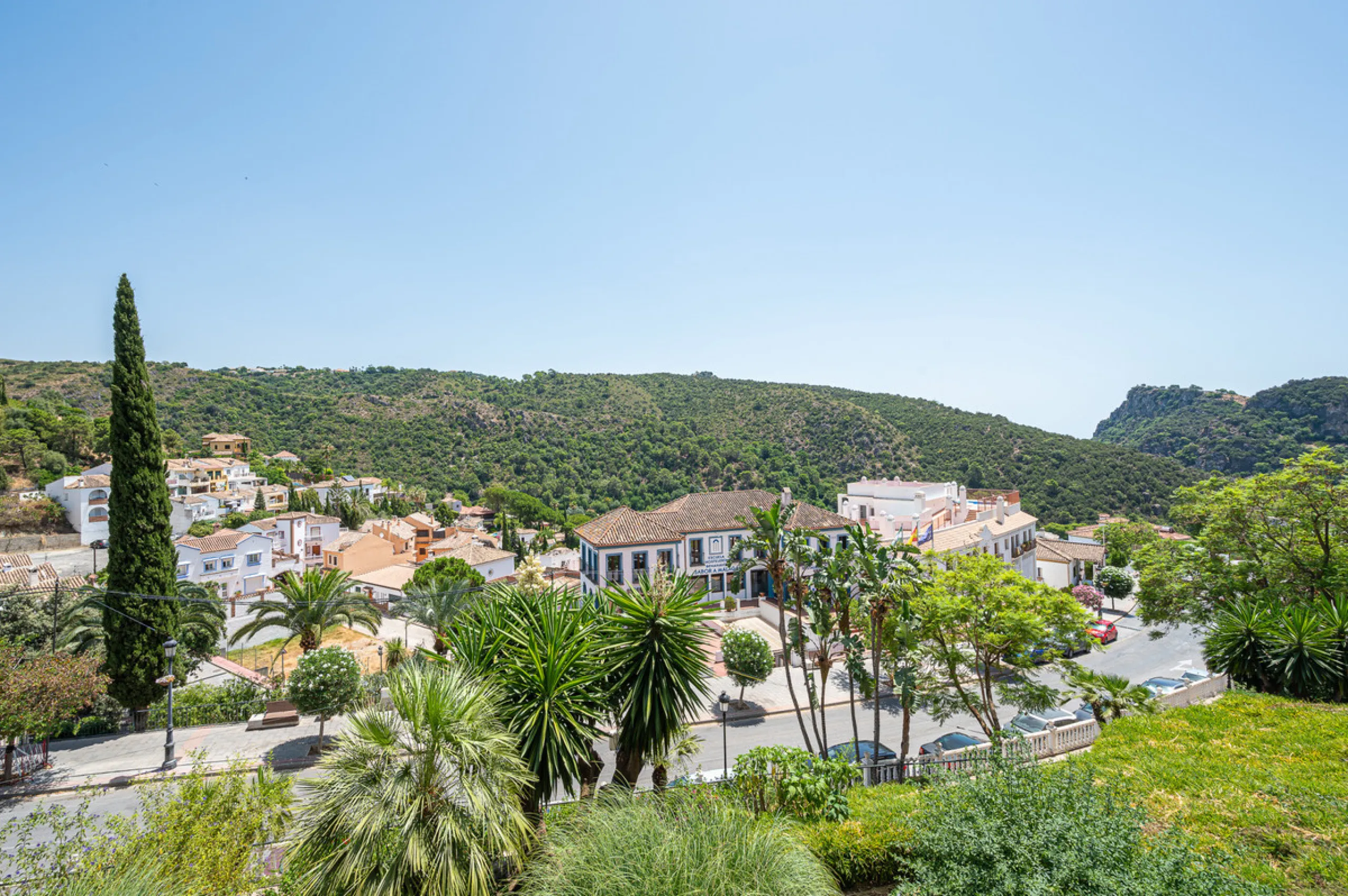 Elegant ground floor apartment with a fantastic 61 m² private garden, located in the modern Riverside residential complex in the prestigious Benahavis area, is ideal place for living or investment. The surrounding area offers playgrounds, padel,football a