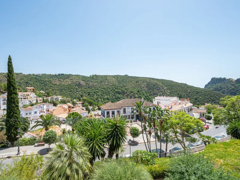 Elegant ground floor apartment with a fantastic 61 m² private garden, located in the modern Riverside residential complex in the prestigious Benahavis area, is ideal place for living or investment. The surrounding area offers playgrounds, padel,football a