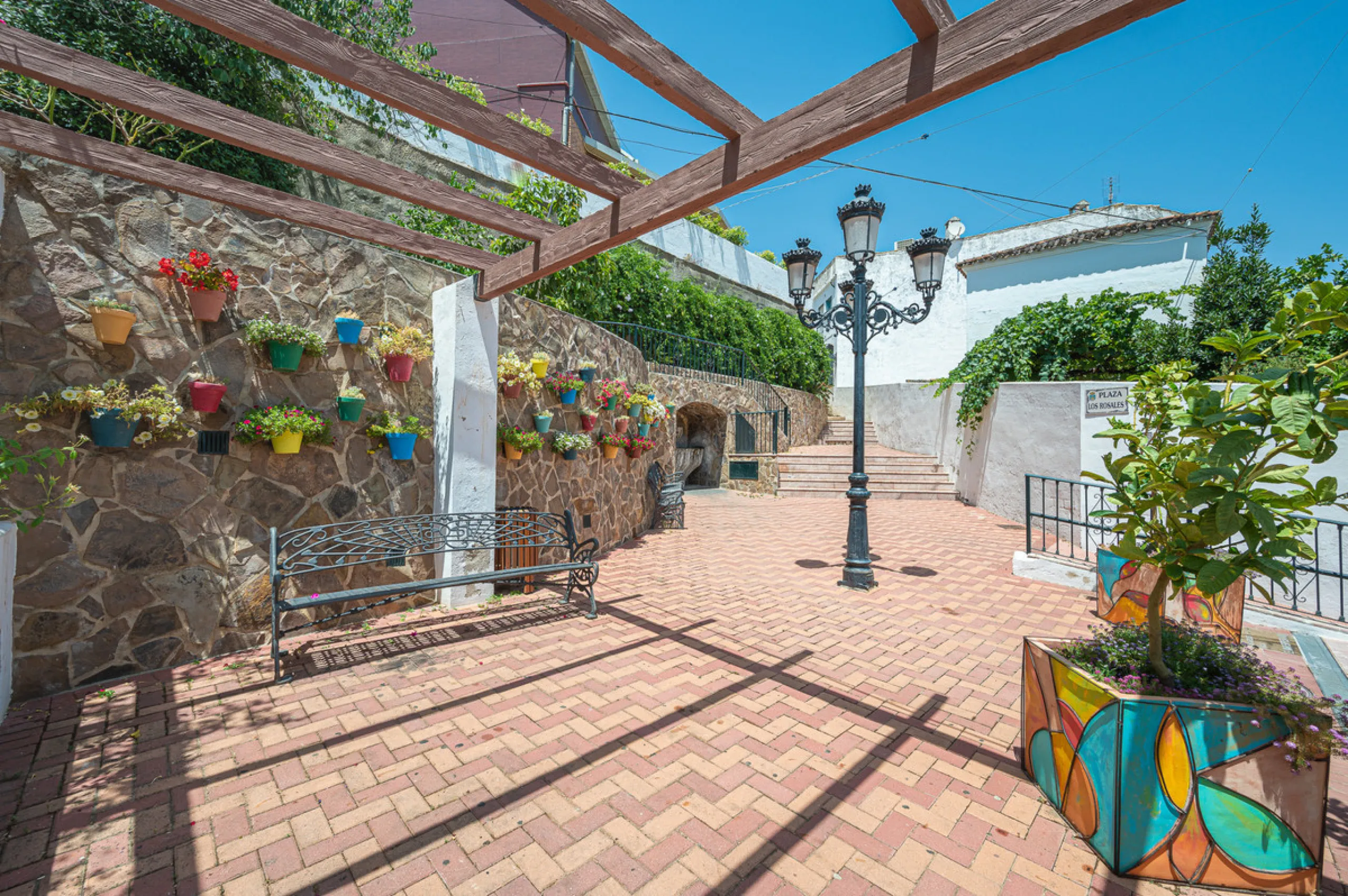 Elegant ground floor apartment with a fantastic 61 m² private garden, located in the modern Riverside residential complex in the prestigious Benahavis area, is ideal place for living or investment. The surrounding area offers playgrounds, padel,football a
