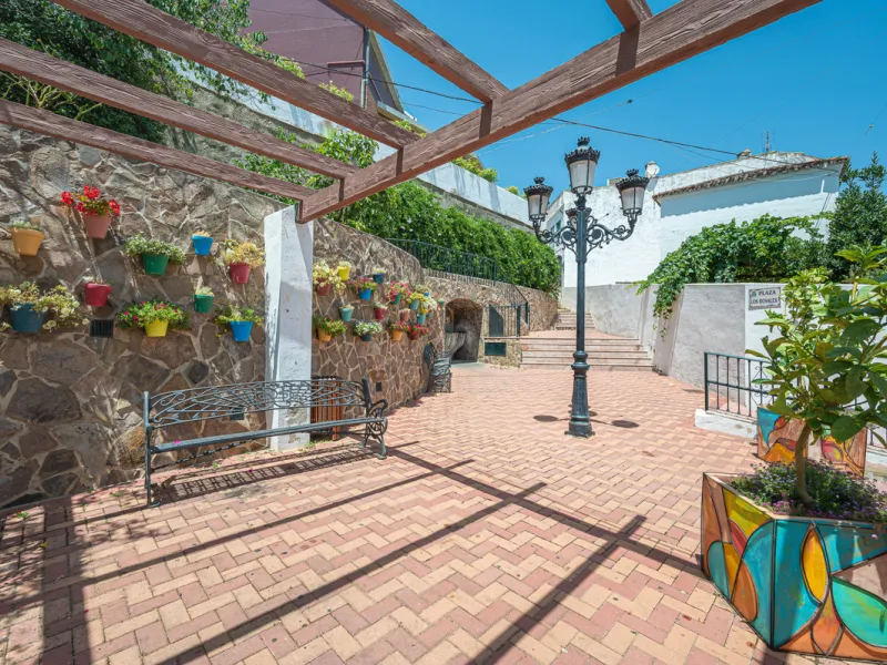 Elegant ground floor apartment with a fantastic 61 m² private garden, located in the modern Riverside residential complex in the prestigious Benahavis area, is ideal place for living or investment. The surrounding area offers playgrounds, padel,football a