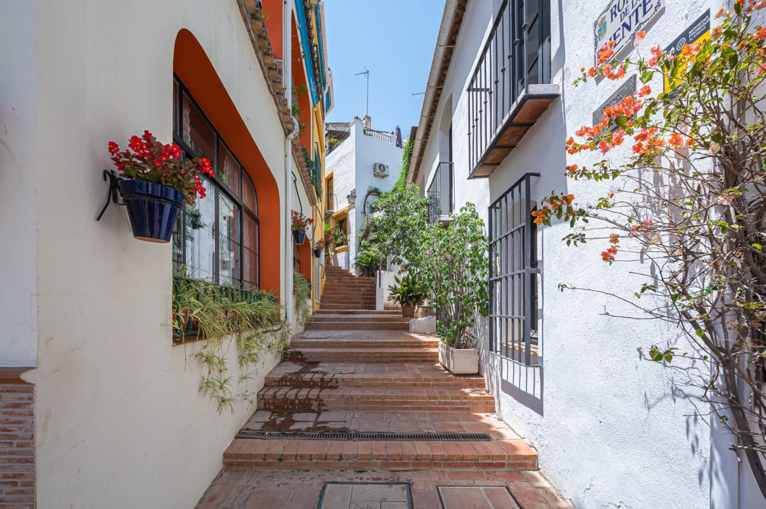 Elegant ground floor apartment with a fantastic 61 m² private garden, located in the modern Riverside residential complex in the prestigious Benahavis area, is ideal place for living or investment. The surrounding area offers playgrounds, padel,football a