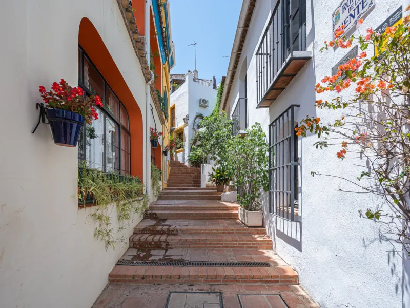 Elegant ground floor apartment with a fantastic 61 m² private garden, located in the modern Riverside residential complex in the prestigious Benahavis area, is ideal place for living or investment. The surrounding area offers playgrounds, padel,football a