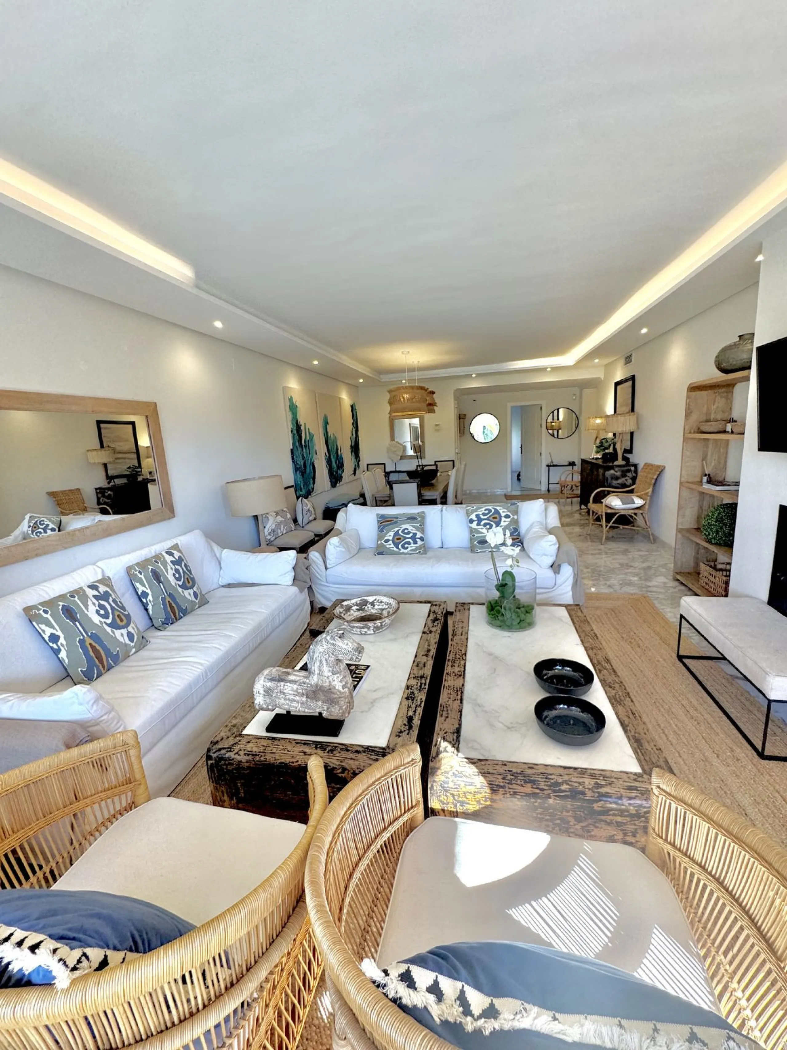 Apartment - Penthouse Duplex в продаже в Marbella, Málaga. В доме 4 спален и 5 ванных комнат. Площадь дома 255 м²