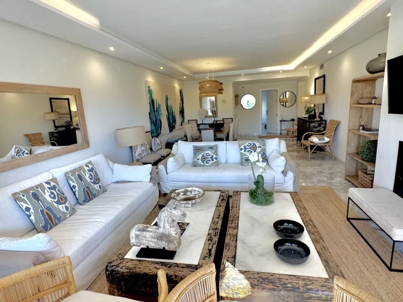 UNIQUE - BEAUTIFUL, RENOVATED AND IMPECCABLE. Spacious 4-bedroom duplex penthouse located in Alhambra del Golf, one of the most emblematic developments in Guadalmina Baja. It has spacious rooms and two terraces on both floors, totalling 70 metres. On the 