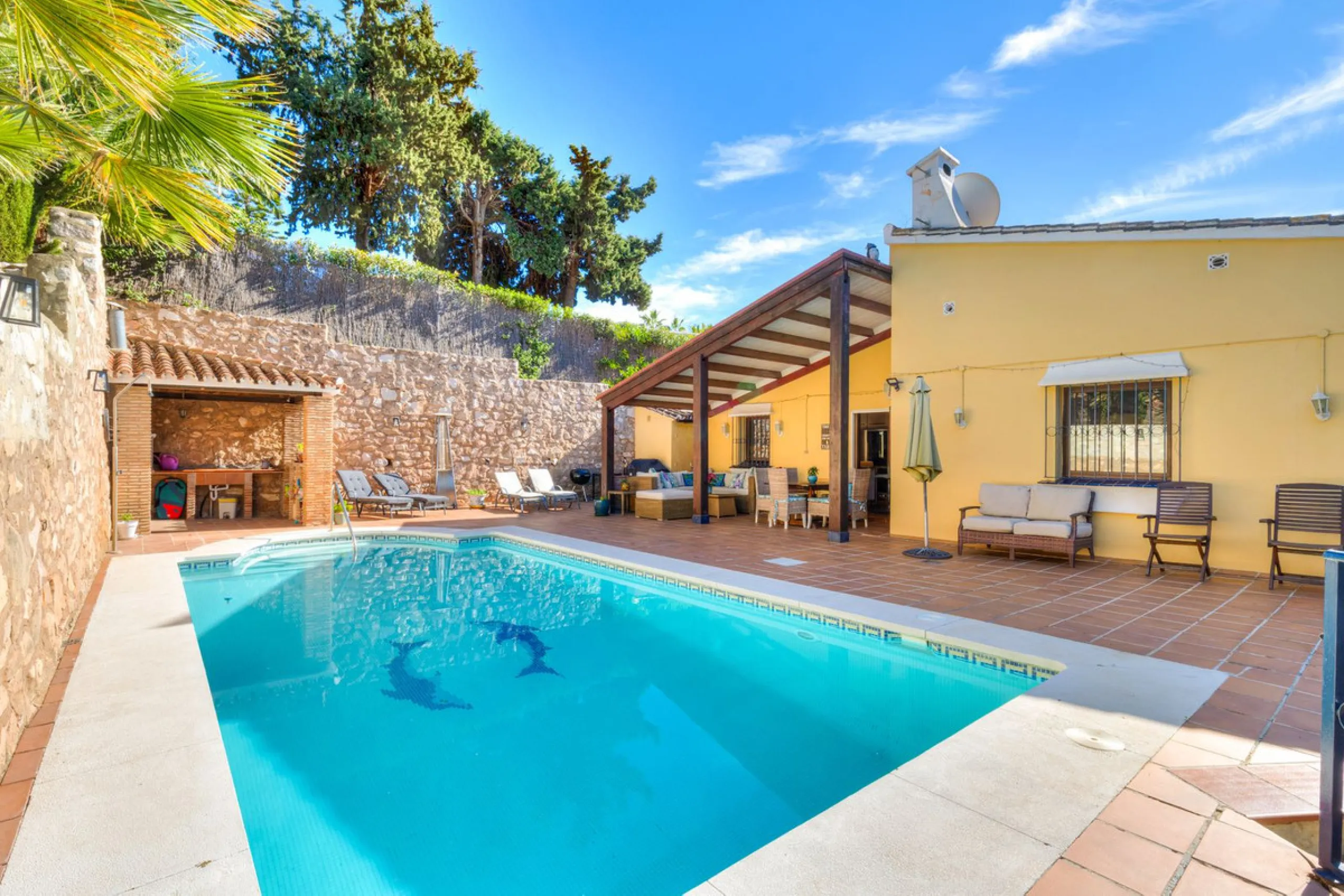 Charming and well-maintained villa on one level in the quiet area of ​​Campo Mijas only 3 km from the beach in Fuengirola. The villa is very private with a nice pool area with bar and large terrace areas. The garden is easy to maintain as it is mostly pav