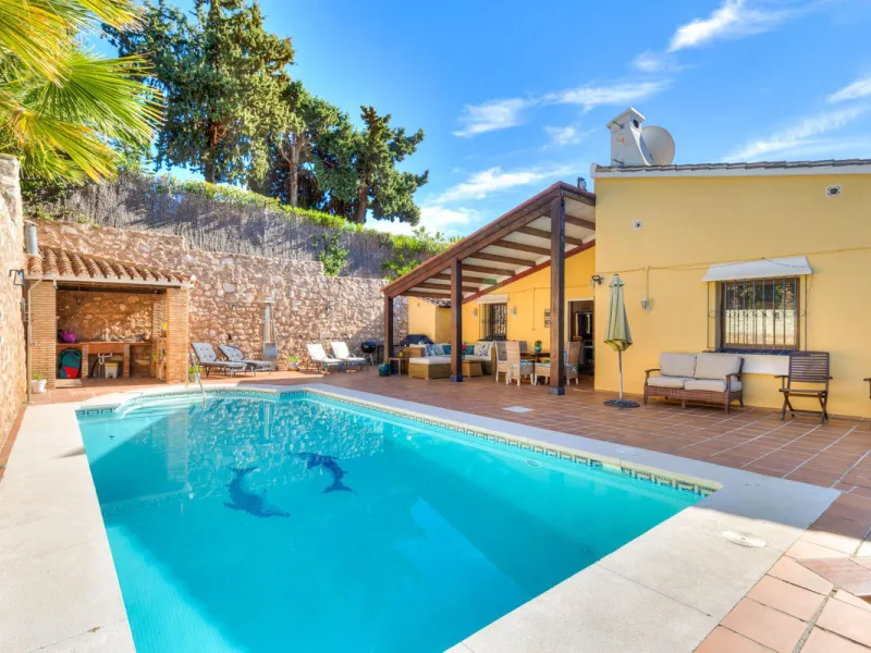 Charming and well-maintained villa on one level in the quiet area of ​​Campo Mijas only 3 km from the beach in Fuengirola. The villa is very private with a nice pool area with bar and large terrace areas. The garden is easy to maintain as it is mostly pav