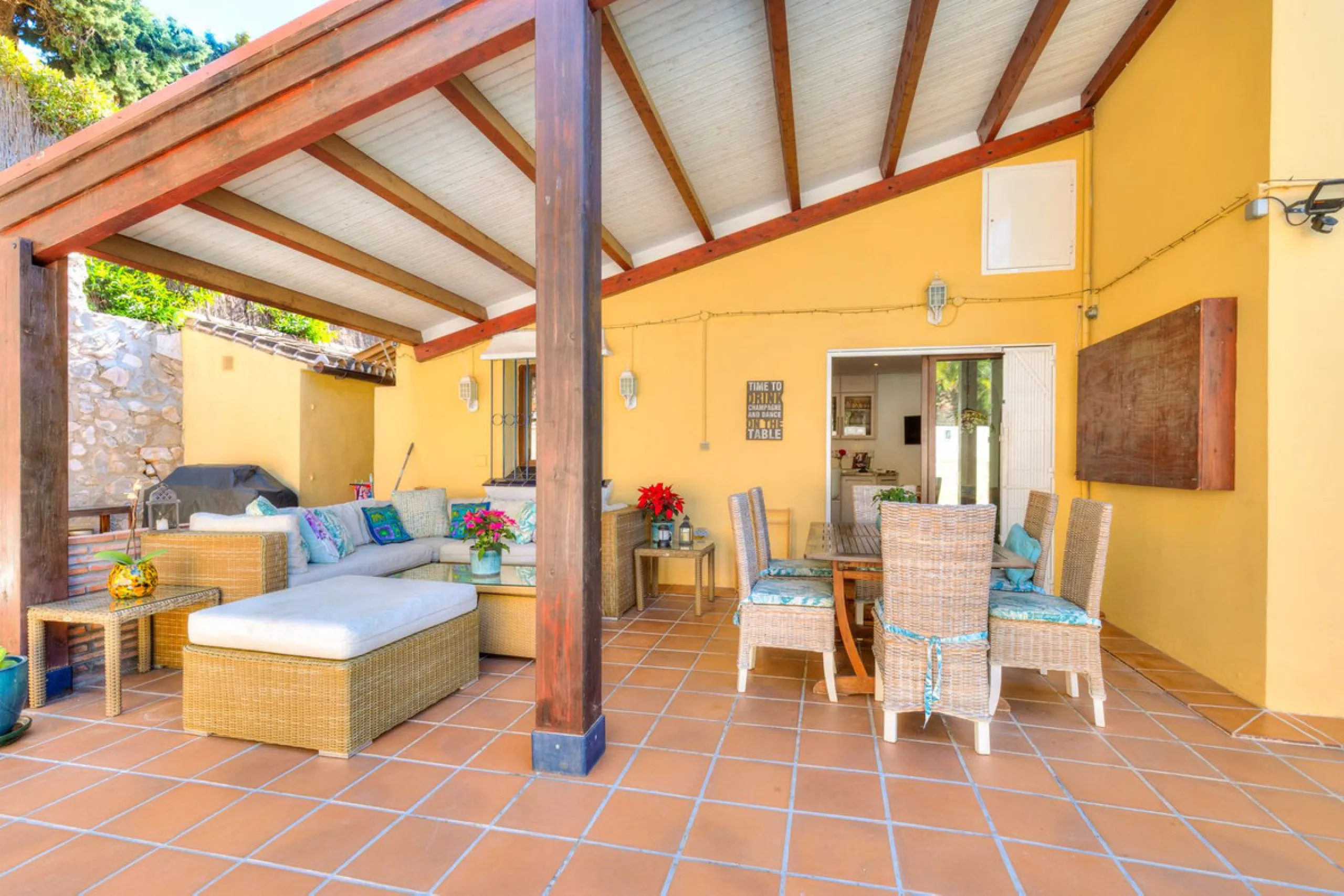 Charming and well-maintained villa on one level in the quiet area of ​​Campo Mijas only 3 km from the beach in Fuengirola. The villa is very private with a nice pool area with bar and large terrace areas. The garden is easy to maintain as it is mostly pav