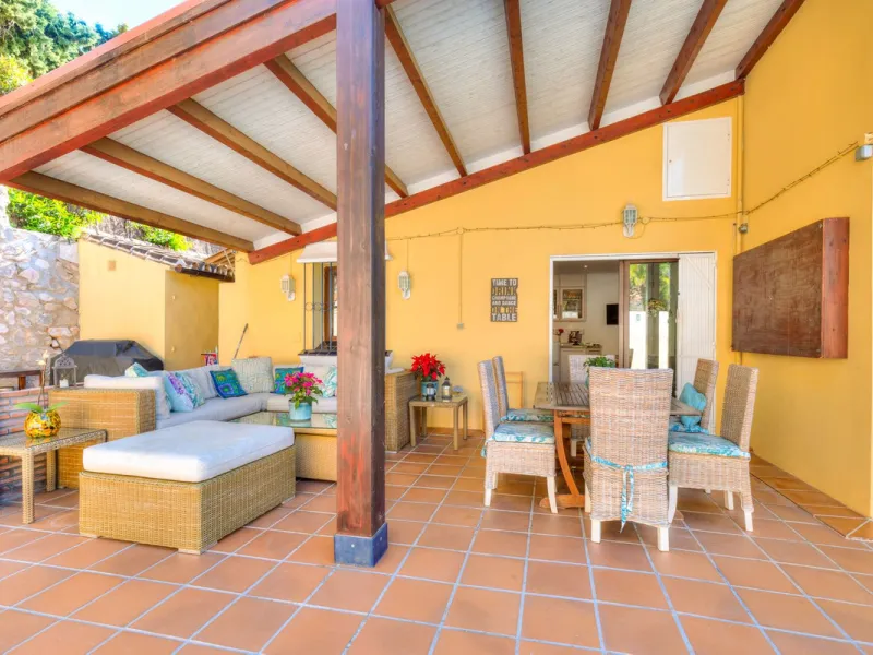 Charming and well-maintained villa on one level in the quiet area of ​​Campo Mijas only 3 km from the beach in Fuengirola. The villa is very private with a nice pool area with bar and large terrace areas. The garden is easy to maintain as it is mostly pav