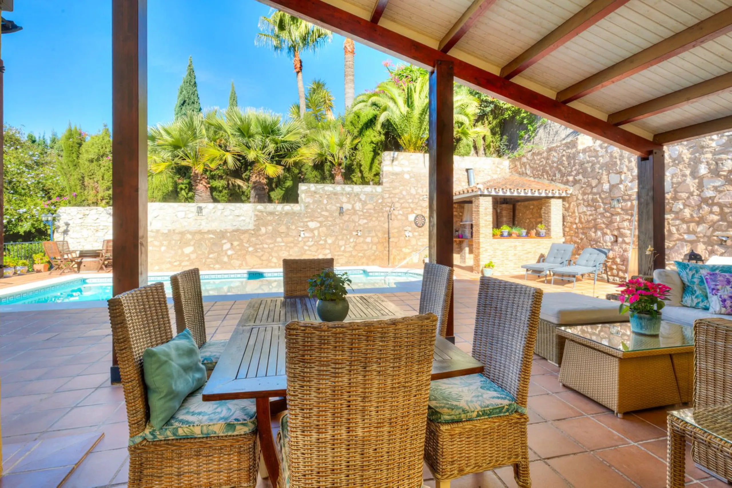 Charming and well-maintained villa on one level in the quiet area of ​​Campo Mijas only 3 km from the beach in Fuengirola. The villa is very private with a nice pool area with bar and large terrace areas. The garden is easy to maintain as it is mostly pav