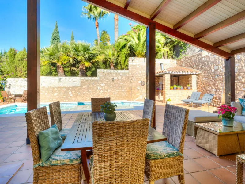 Charming and well-maintained villa on one level in the quiet area of ​​Campo Mijas only 3 km from the beach in Fuengirola. The villa is very private with a nice pool area with bar and large terrace areas. The garden is easy to maintain as it is mostly pav