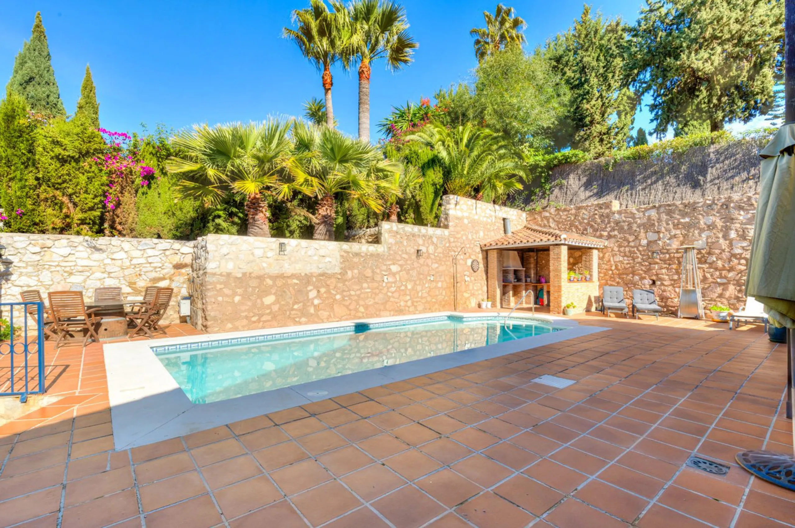 Charming and well-maintained villa on one level in the quiet area of ​​Campo Mijas only 3 km from the beach in Fuengirola. The villa is very private with a nice pool area with bar and large terrace areas. The garden is easy to maintain as it is mostly pav