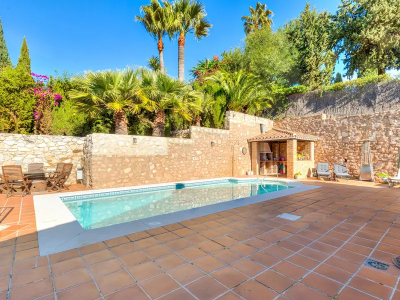 Charming and well-maintained villa on one level in the quiet area of ​​Campo Mijas only 3 km from the beach in Fuengirola. The villa is very private with a nice pool area with bar and large terrace areas. The garden is easy to maintain as it is mostly pav