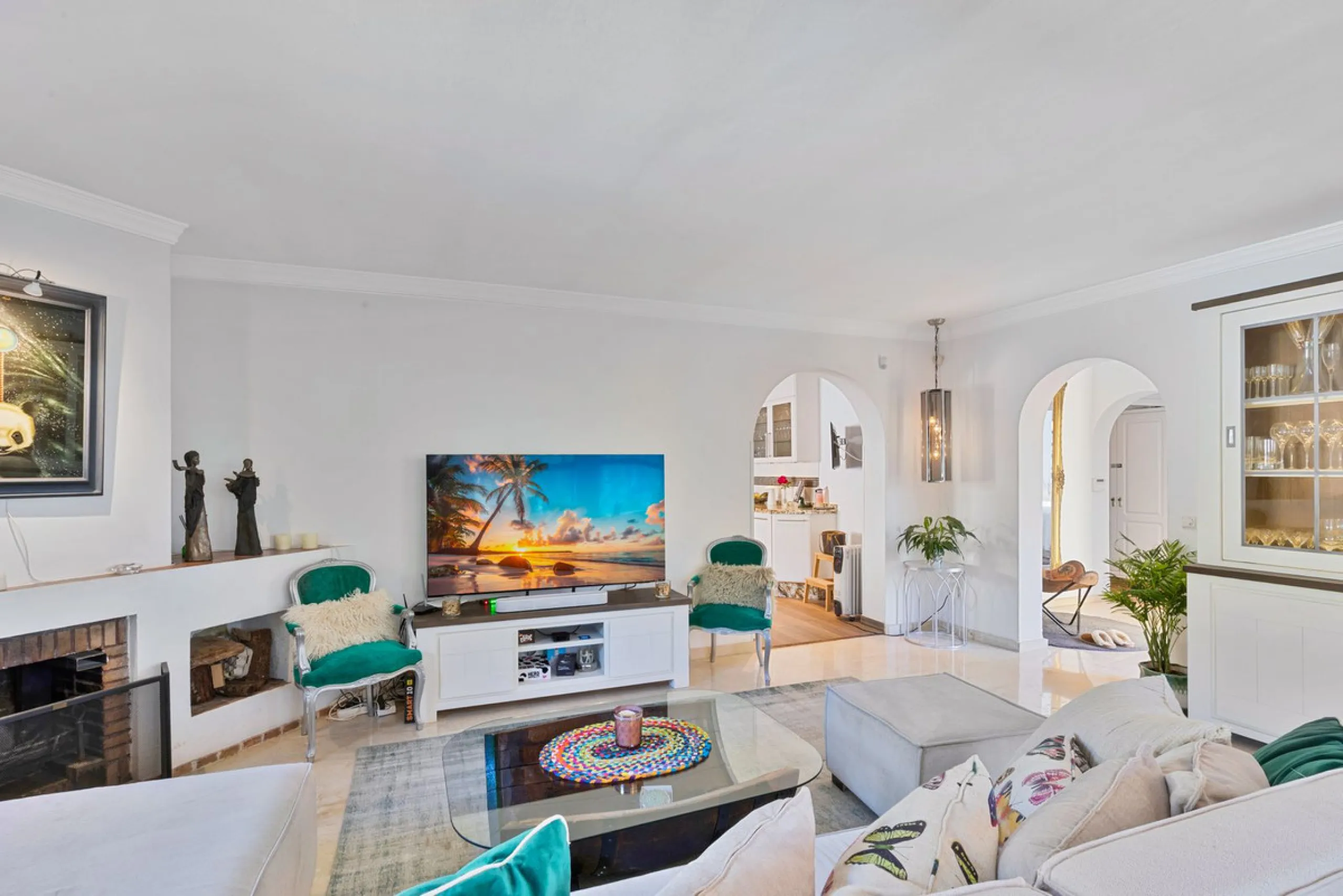Charming and well-maintained villa on one level in the quiet area of ​​Campo Mijas only 3 km from the beach in Fuengirola. The villa is very private with a nice pool area with bar and large terrace areas. The garden is easy to maintain as it is mostly pav