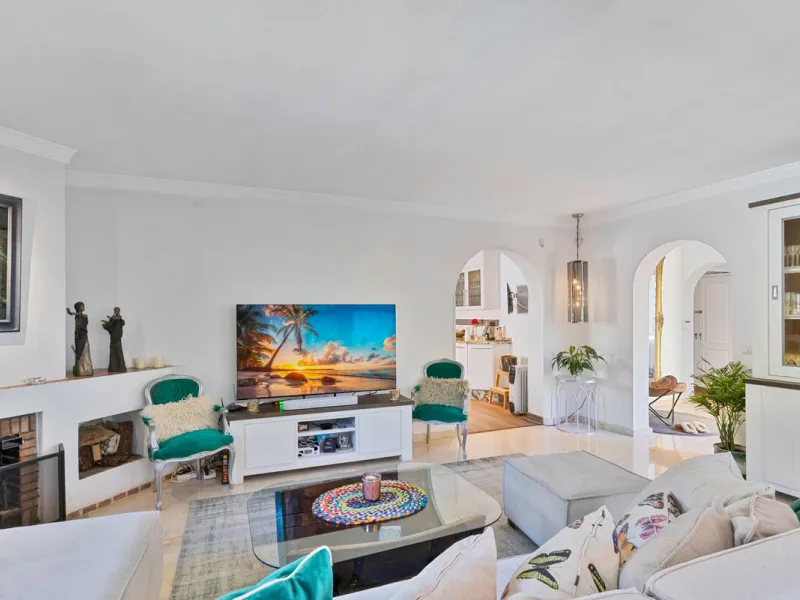 Charming and well-maintained villa on one level in the quiet area of ​​Campo Mijas only 3 km from the beach in Fuengirola. The villa is very private with a nice pool area with bar and large terrace areas. The garden is easy to maintain as it is mostly pav