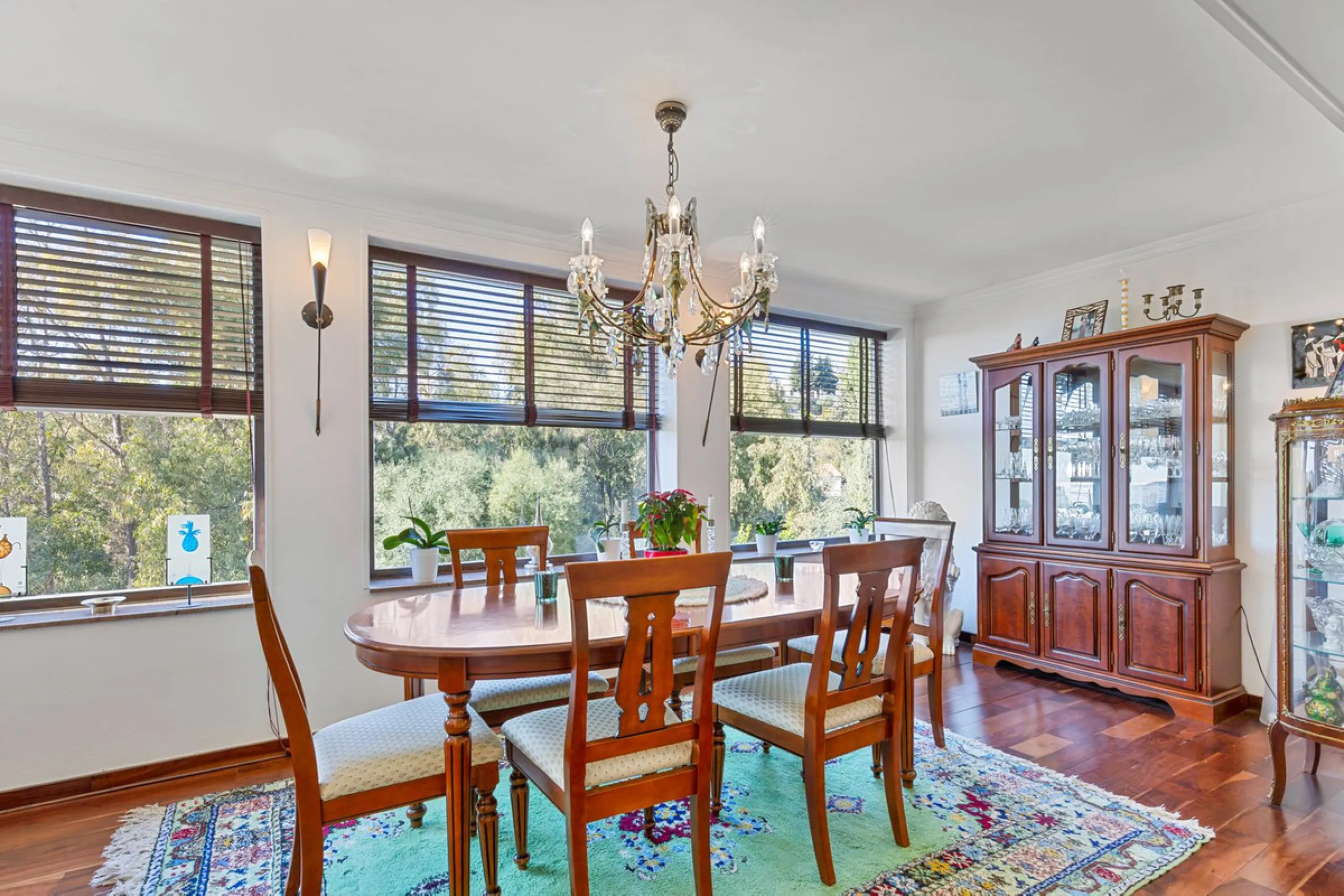 Charming and well-maintained villa on one level in the quiet area of ​​Campo Mijas only 3 km from the beach in Fuengirola. The villa is very private with a nice pool area with bar and large terrace areas. The garden is easy to maintain as it is mostly pav