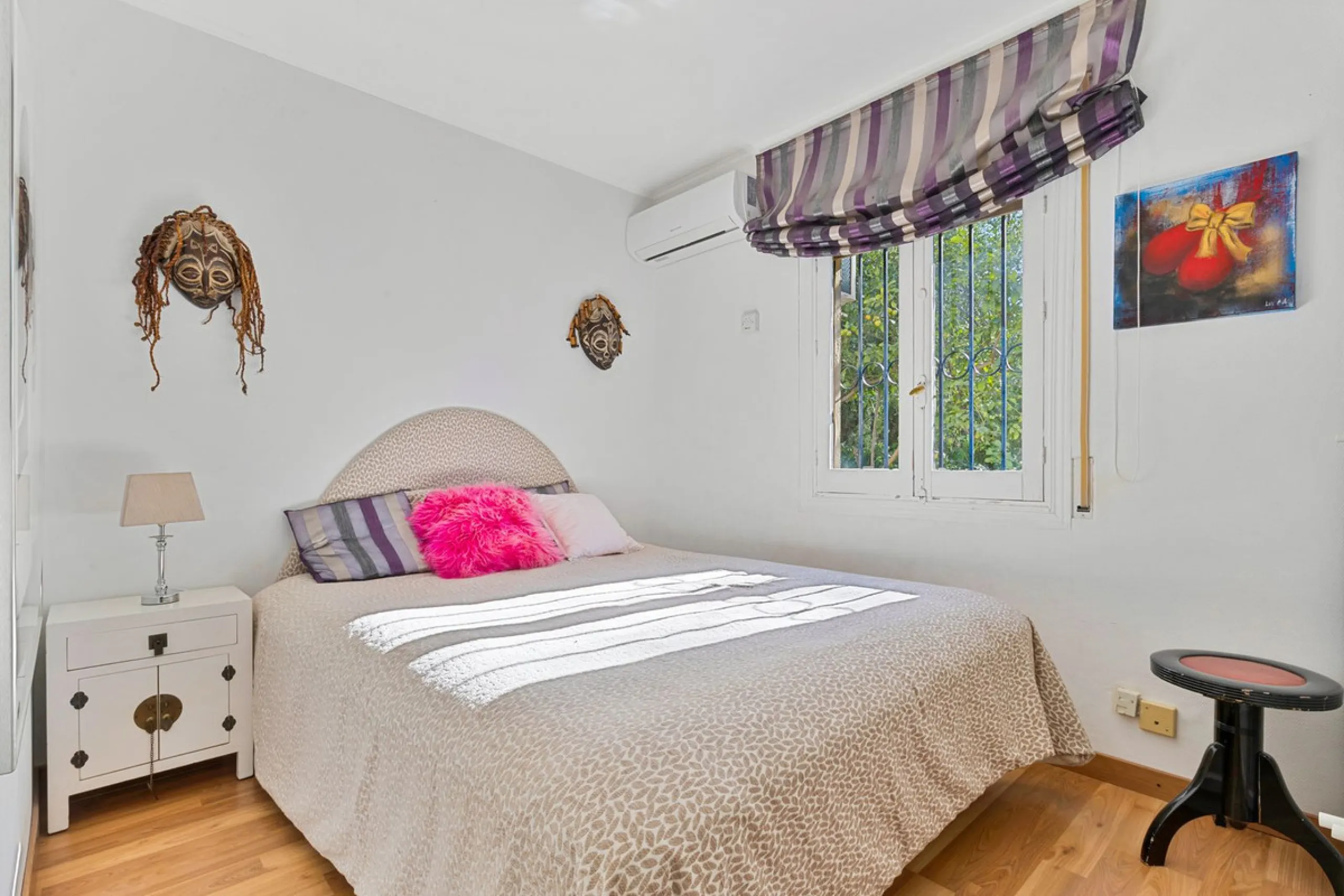 Charming and well-maintained villa on one level in the quiet area of ​​Campo Mijas only 3 km from the beach in Fuengirola. The villa is very private with a nice pool area with bar and large terrace areas. The garden is easy to maintain as it is mostly pav