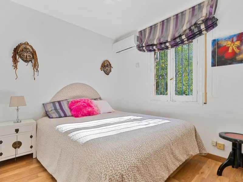 Charming and well-maintained villa on one level in the quiet area of ​​Campo Mijas only 3 km from the beach in Fuengirola. The villa is very private with a nice pool area with bar and large terrace areas. The garden is easy to maintain as it is mostly pav