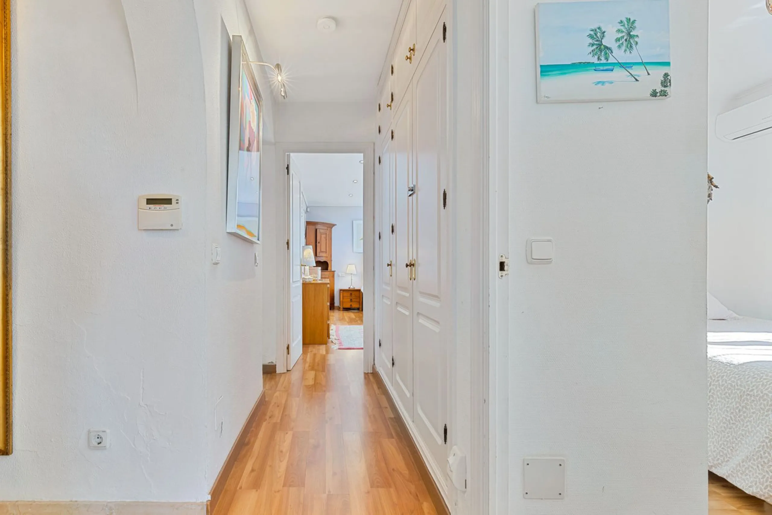 Charming and well-maintained villa on one level in the quiet area of ​​Campo Mijas only 3 km from the beach in Fuengirola. The villa is very private with a nice pool area with bar and large terrace areas. The garden is easy to maintain as it is mostly pav