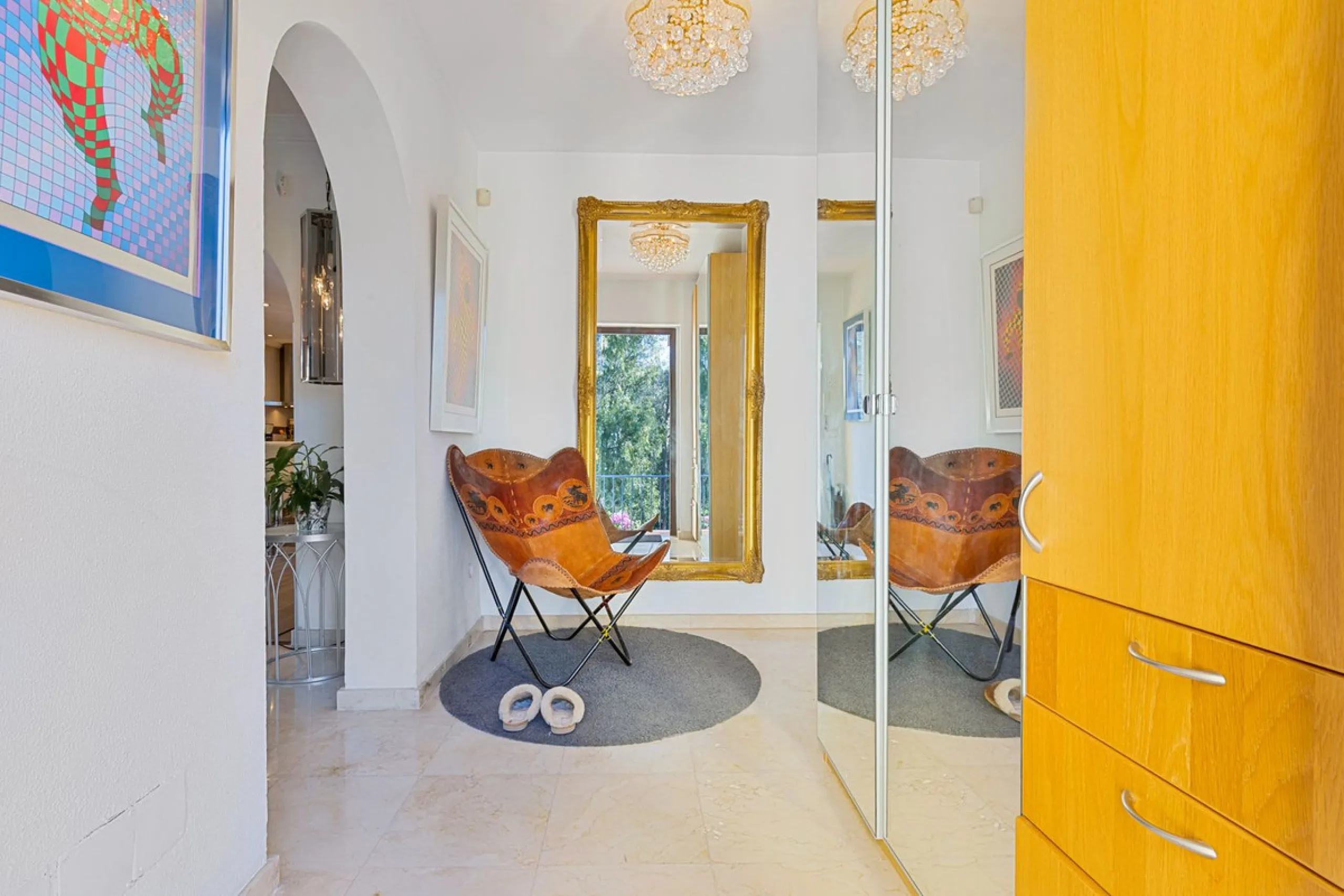 Charming and well-maintained villa on one level in the quiet area of ​​Campo Mijas only 3 km from the beach in Fuengirola. The villa is very private with a nice pool area with bar and large terrace areas. The garden is easy to maintain as it is mostly pav