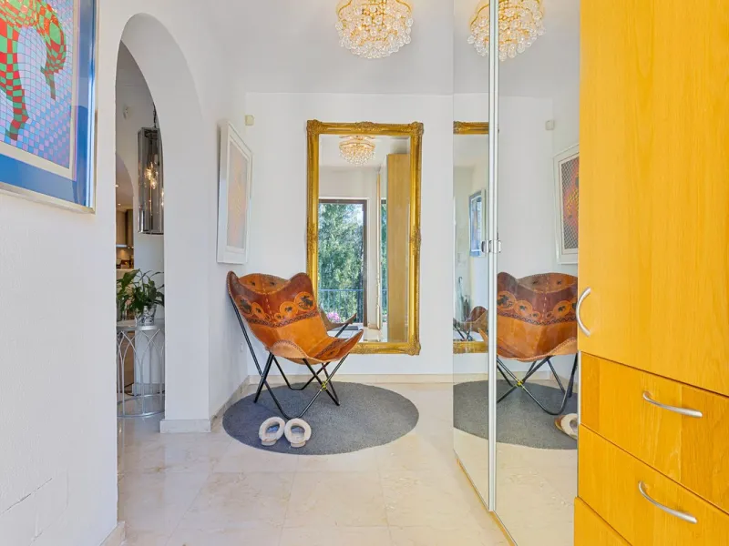 Charming and well-maintained villa on one level in the quiet area of ​​Campo Mijas only 3 km from the beach in Fuengirola. The villa is very private with a nice pool area with bar and large terrace areas. The garden is easy to maintain as it is mostly pav