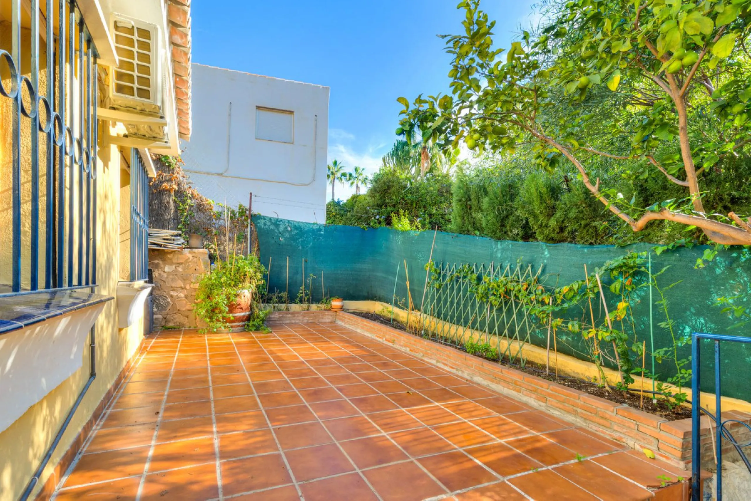Charming and well-maintained villa on one level in the quiet area of ​​Campo Mijas only 3 km from the beach in Fuengirola. The villa is very private with a nice pool area with bar and large terrace areas. The garden is easy to maintain as it is mostly pav