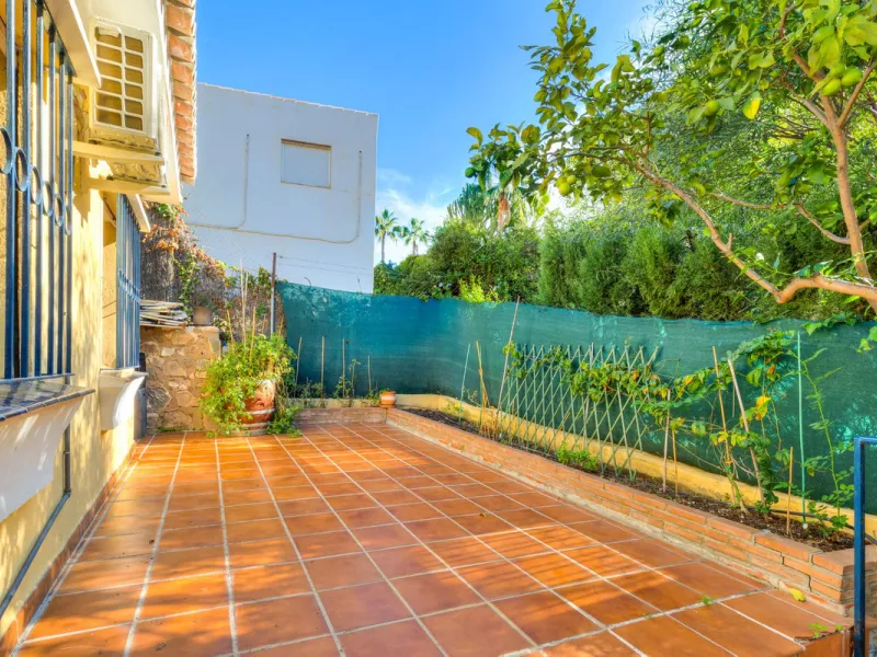 Charming and well-maintained villa on one level in the quiet area of ​​Campo Mijas only 3 km from the beach in Fuengirola. The villa is very private with a nice pool area with bar and large terrace areas. The garden is easy to maintain as it is mostly pav