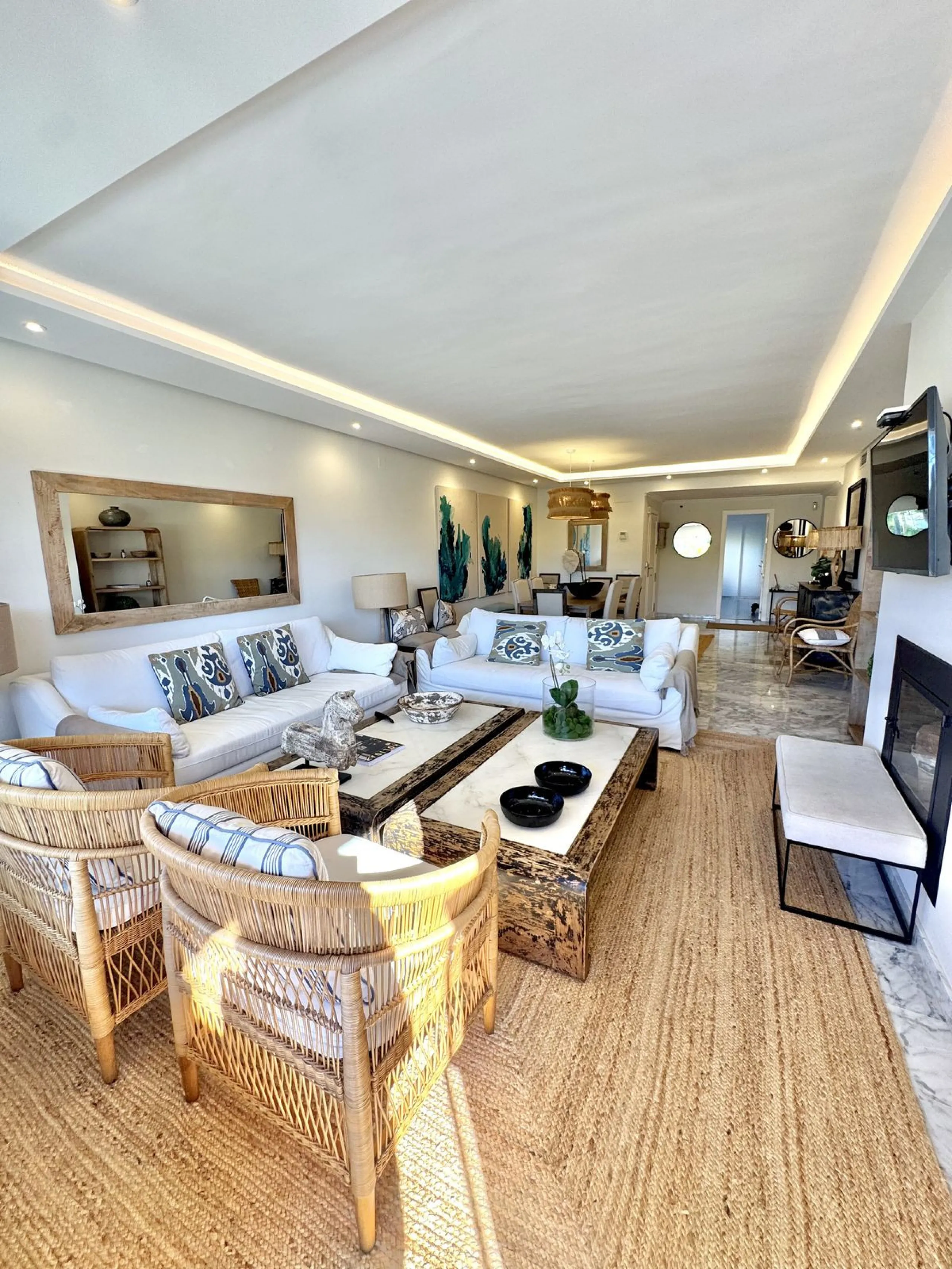 Apartment - Penthouse Duplex в продаже в Marbella, Málaga. В доме 4 спален и 5 ванных комнат. Площадь дома 255 м²