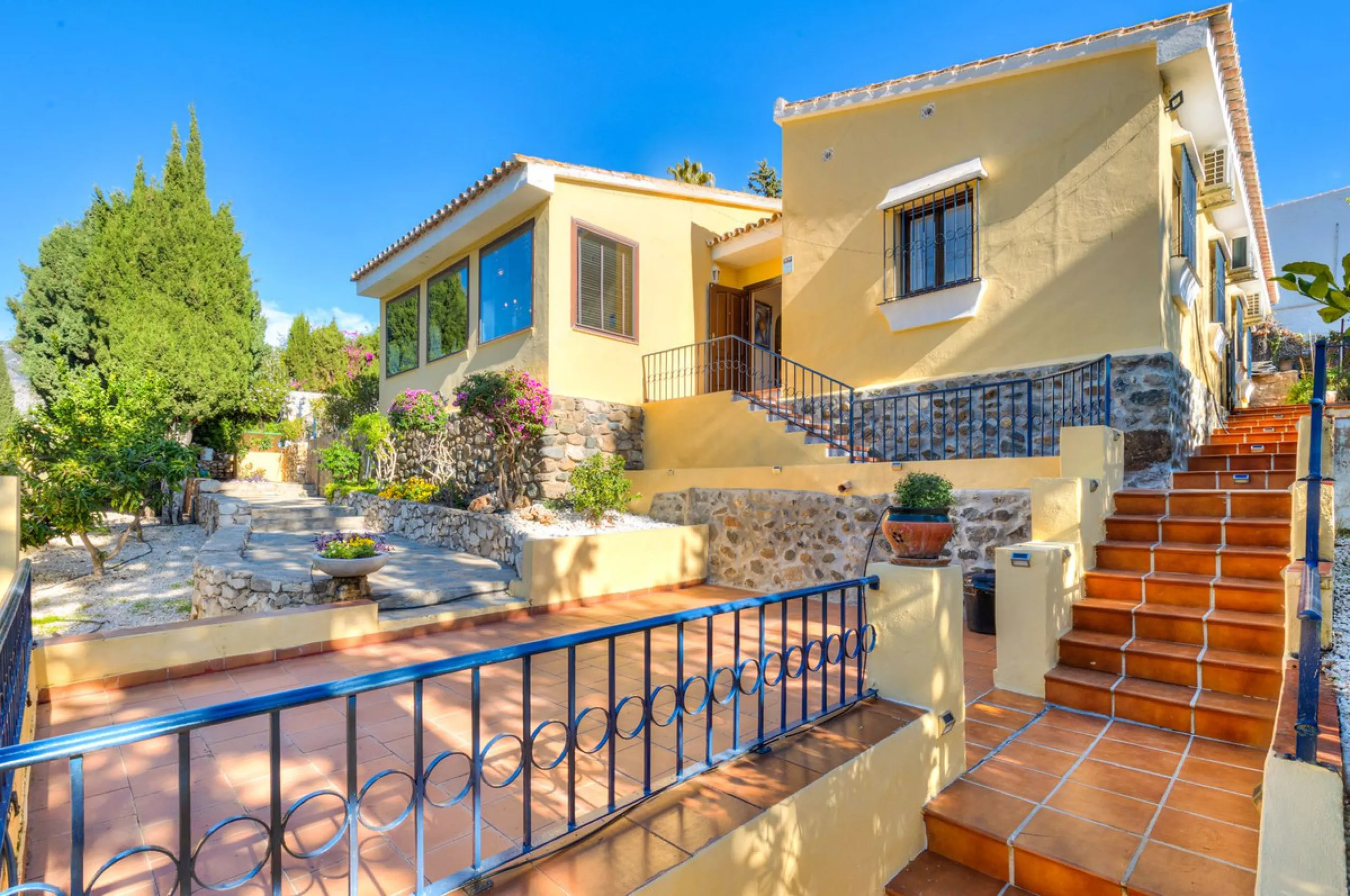 Charming and well-maintained villa on one level in the quiet area of ​​Campo Mijas only 3 km from the beach in Fuengirola. The villa is very private with a nice pool area with bar and large terrace areas. The garden is easy to maintain as it is mostly pav