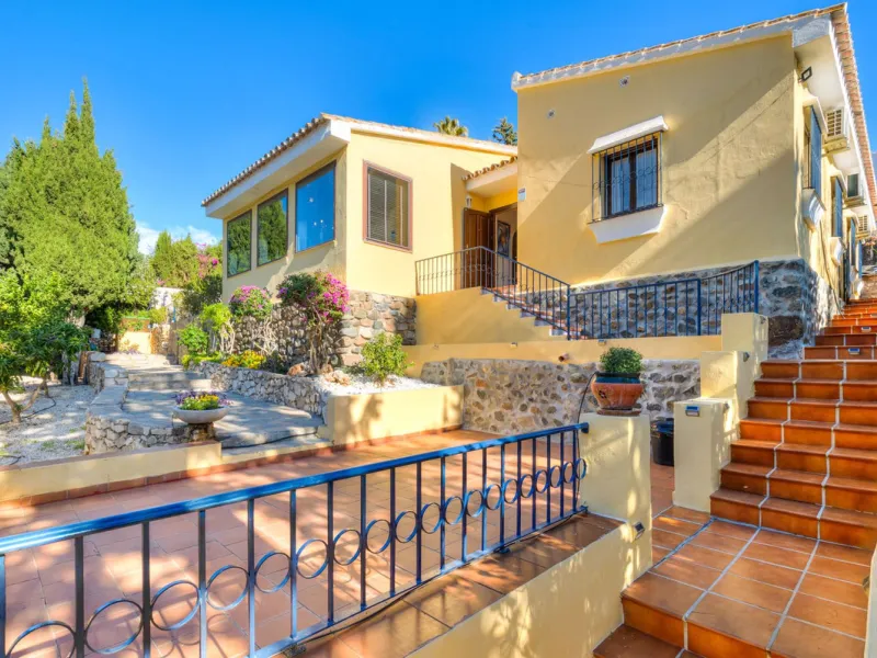 Charming and well-maintained villa on one level in the quiet area of ​​Campo Mijas only 3 km from the beach in Fuengirola. The villa is very private with a nice pool area with bar and large terrace areas. The garden is easy to maintain as it is mostly pav