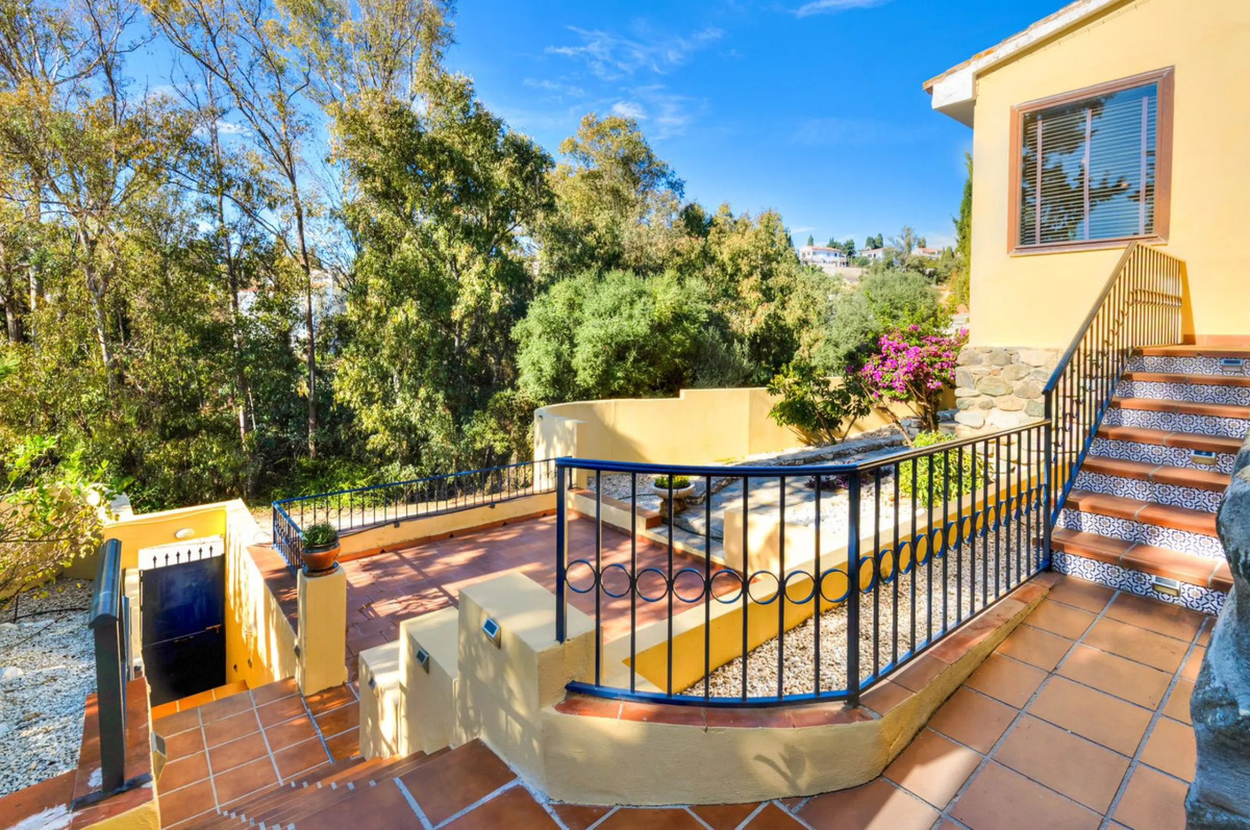 Charming and well-maintained villa on one level in the quiet area of ​​Campo Mijas only 3 km from the beach in Fuengirola. The villa is very private with a nice pool area with bar and large terrace areas. The garden is easy to maintain as it is mostly pav