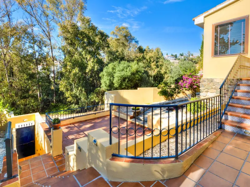 Charming and well-maintained villa on one level in the quiet area of ​​Campo Mijas only 3 km from the beach in Fuengirola. The villa is very private with a nice pool area with bar and large terrace areas. The garden is easy to maintain as it is mostly pav