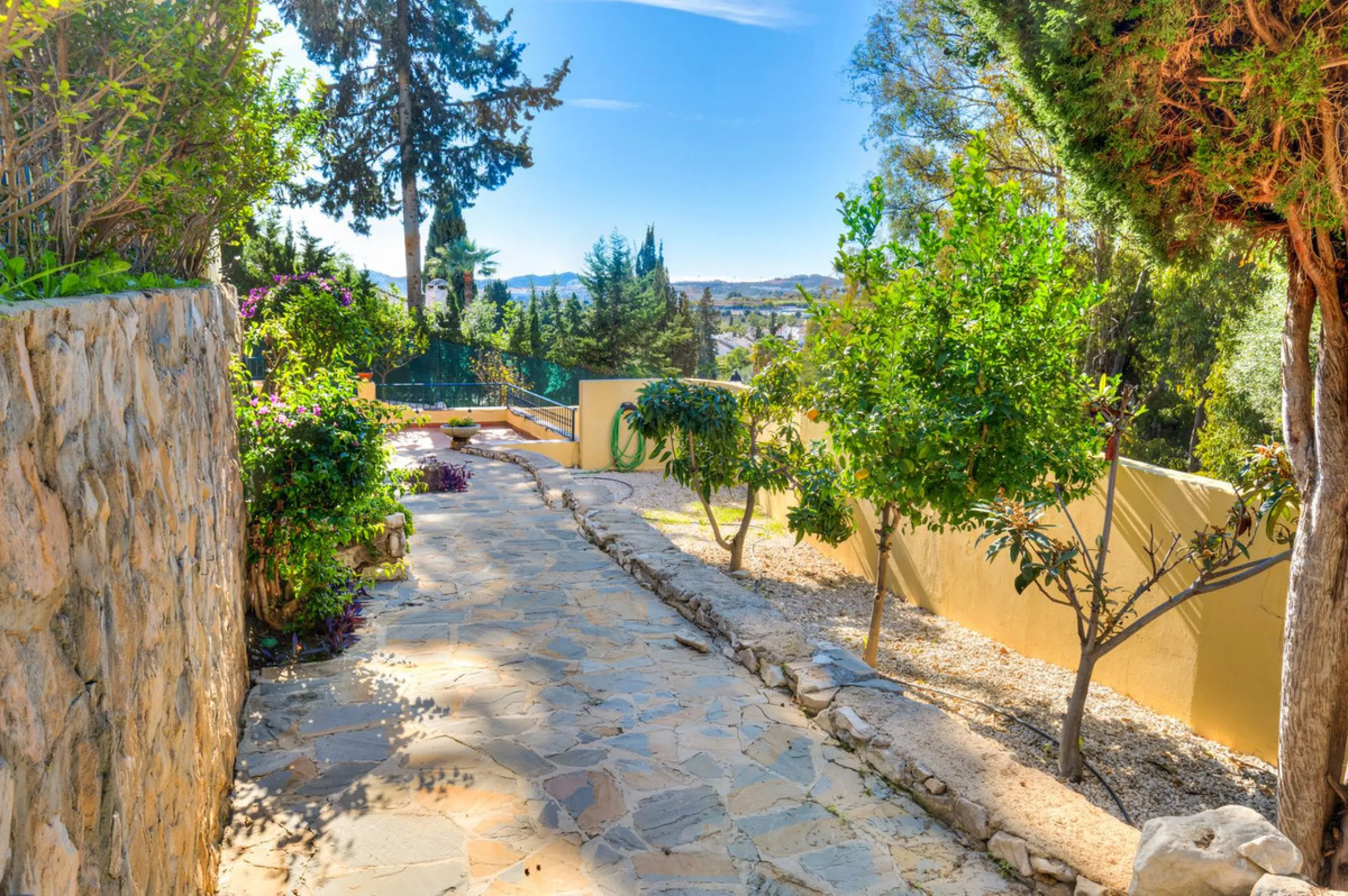 Charming and well-maintained villa on one level in the quiet area of ​​Campo Mijas only 3 km from the beach in Fuengirola. The villa is very private with a nice pool area with bar and large terrace areas. The garden is easy to maintain as it is mostly pav