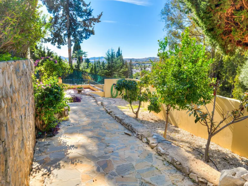 Charming and well-maintained villa on one level in the quiet area of ​​Campo Mijas only 3 km from the beach in Fuengirola. The villa is very private with a nice pool area with bar and large terrace areas. The garden is easy to maintain as it is mostly pav
