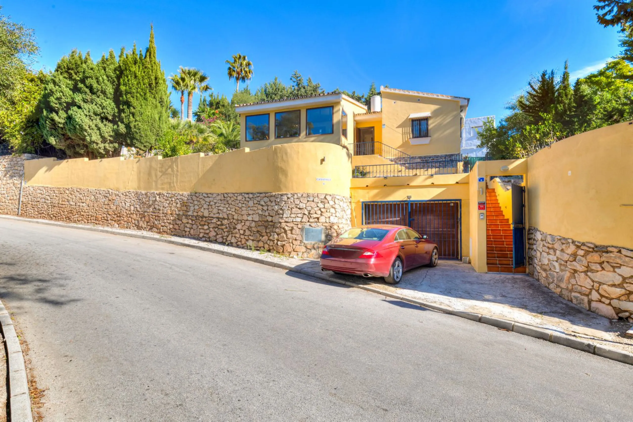 Charming and well-maintained villa on one level in the quiet area of ​​Campo Mijas only 3 km from the beach in Fuengirola. The villa is very private with a nice pool area with bar and large terrace areas. The garden is easy to maintain as it is mostly pav
