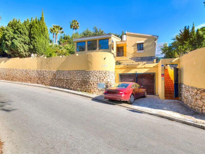 Charming and well-maintained villa on one level in the quiet area of ​​Campo Mijas only 3 km from the beach in Fuengirola. The villa is very private with a nice pool area with bar and large terrace areas. The garden is easy to maintain as it is mostly pav