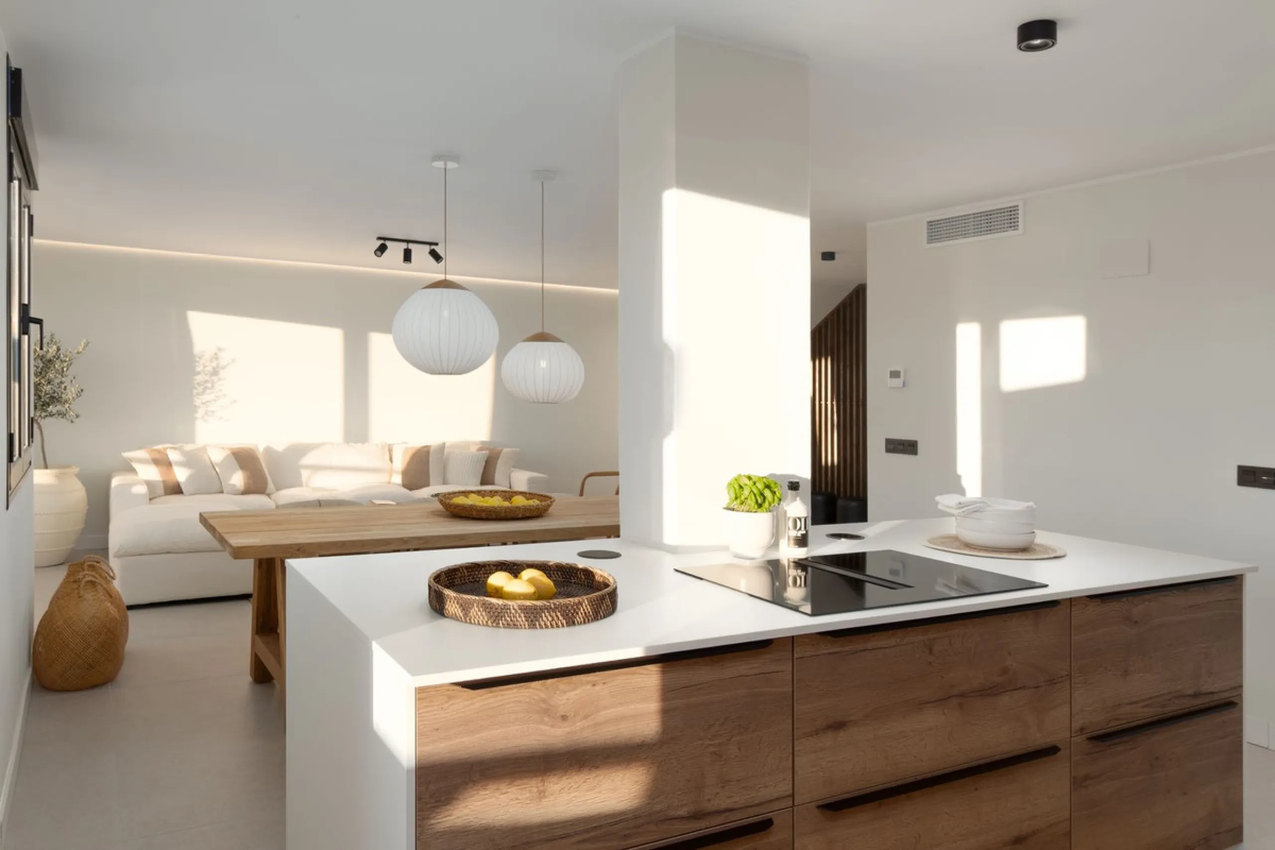Perfect family home, close to international schools, with pool, padel court, gym, 2 parking places, storage room. Close to the Yucas beach (600m).