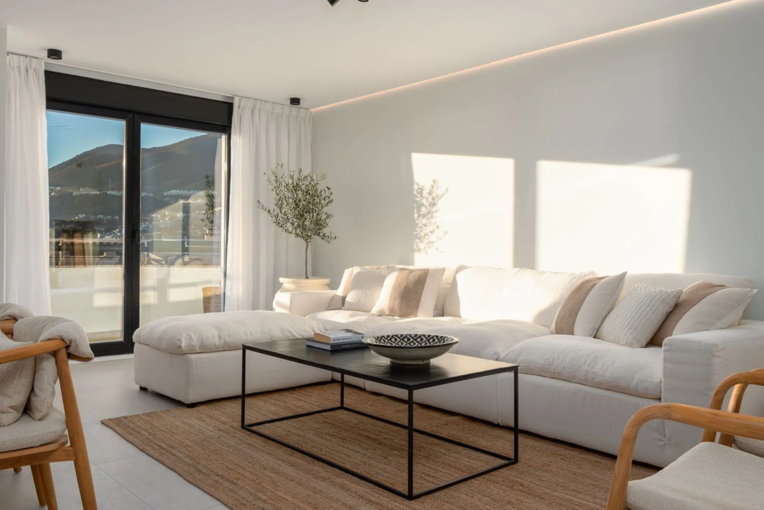 Perfect family home, close to international schools, with pool, padel court, gym, 2 parking places, storage room. Close to the Yucas beach (600m).