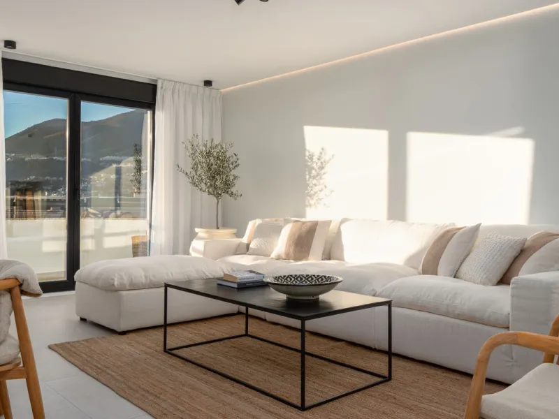 Perfect family home, close to international schools, with pool, padel court, gym, 2 parking places, storage room. Close to the Yucas beach (600m).