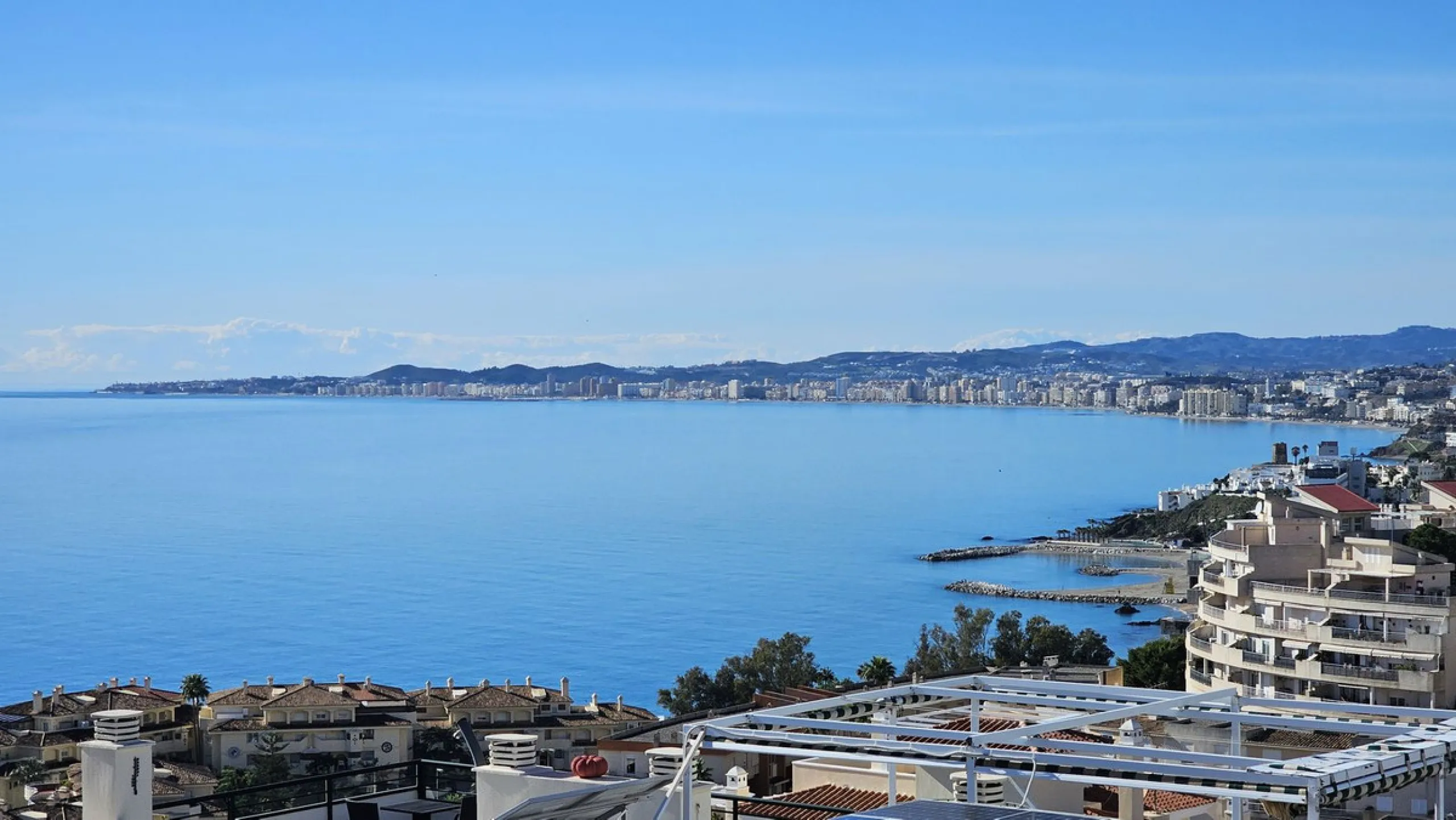 Perfect family home, close to international schools, with pool, padel court, gym, 2 parking places, storage room. Close to the Yucas beach (600m).