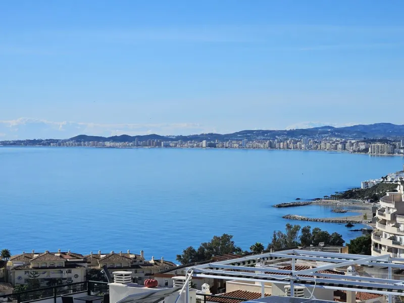 Perfect family home, close to international schools, with pool, padel court, gym, 2 parking places, storage room. Close to the Yucas beach (600m).