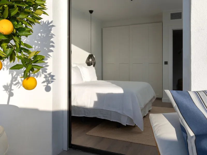 Perfect family home, close to international schools, with pool, padel court, gym, 2 parking places, storage room. Close to the Yucas beach (600m).